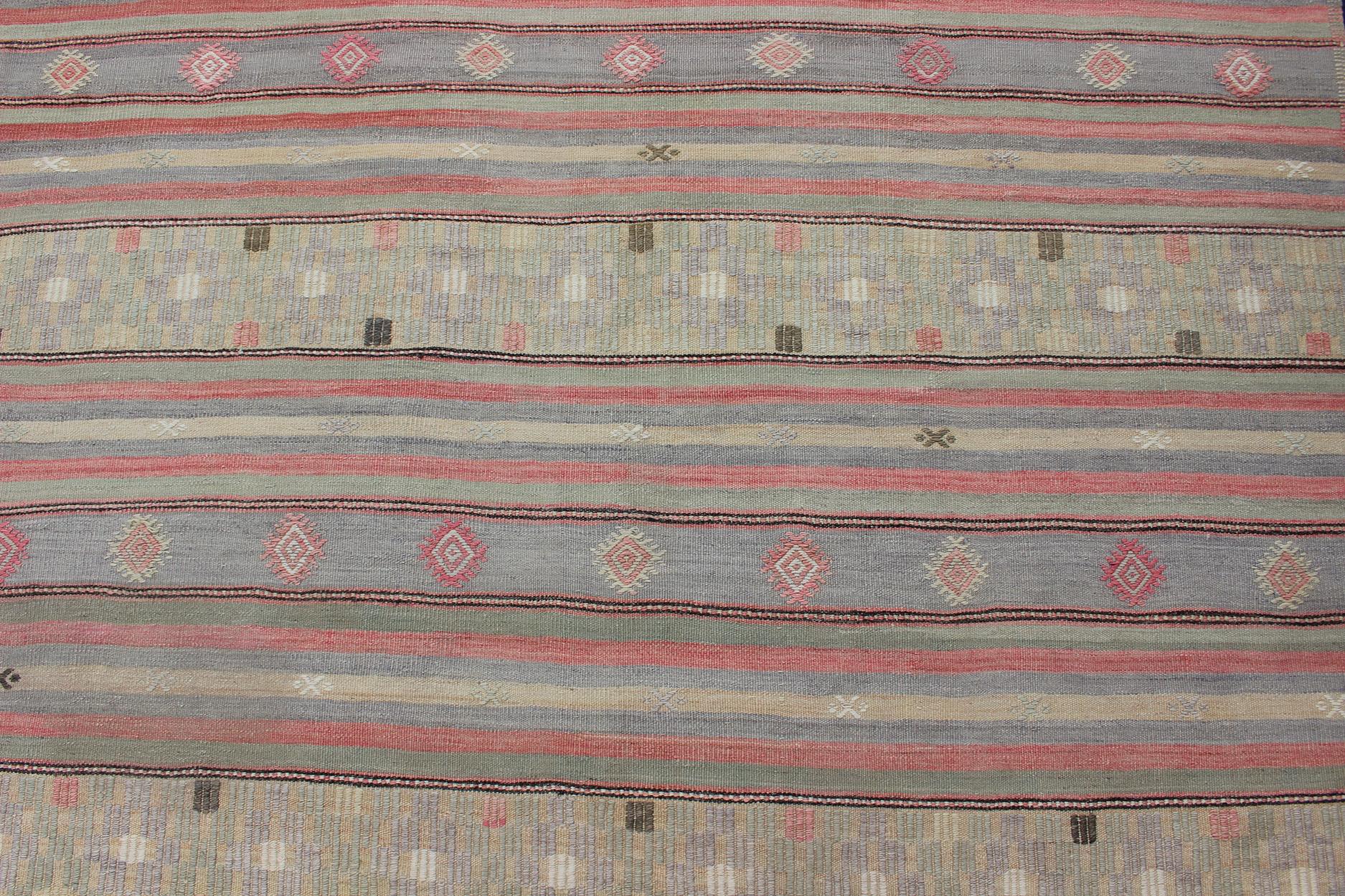 Bunt bestickter türkischer Flachgewebe-Teppich im Vintage-Stil mit gestreiftem geometrischem Design (20. Jahrhundert) im Angebot