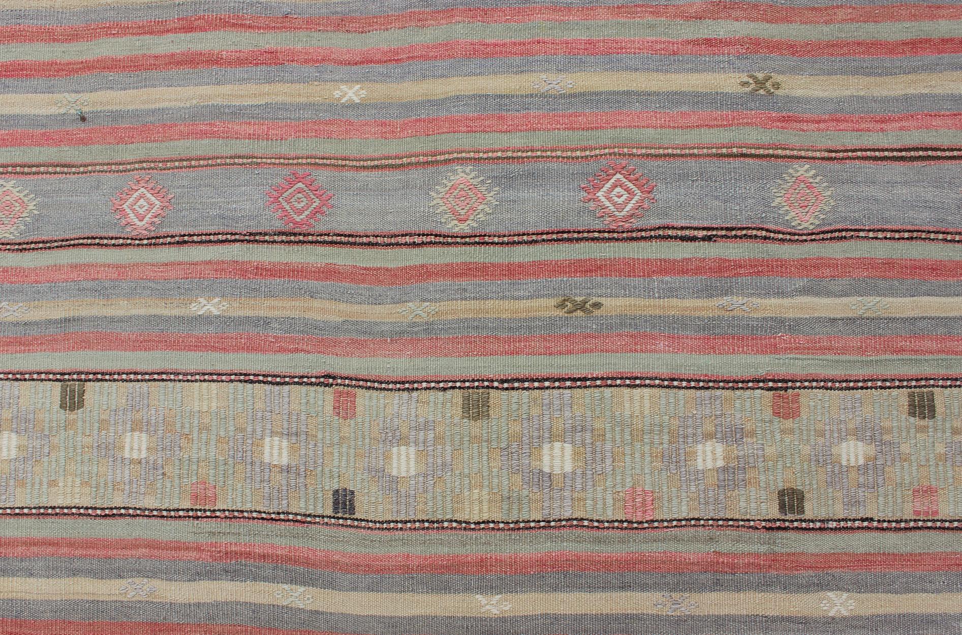 Bunt bestickter türkischer Flachgewebe-Teppich im Vintage-Stil mit gestreiftem geometrischem Design (Wolle) im Angebot