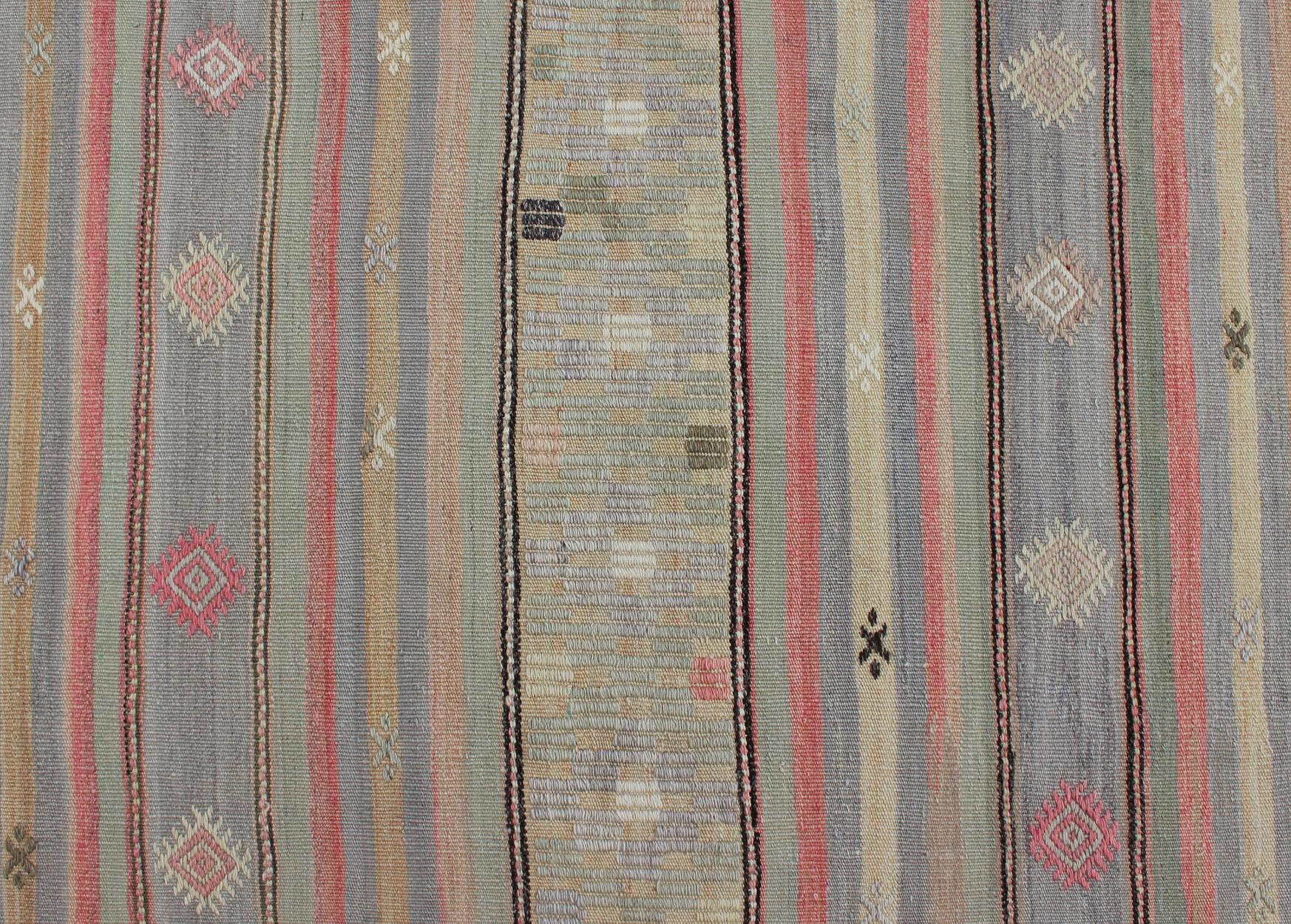 Bunt bestickter türkischer Flachgewebe-Teppich im Vintage-Stil mit gestreiftem geometrischem Design im Angebot 1