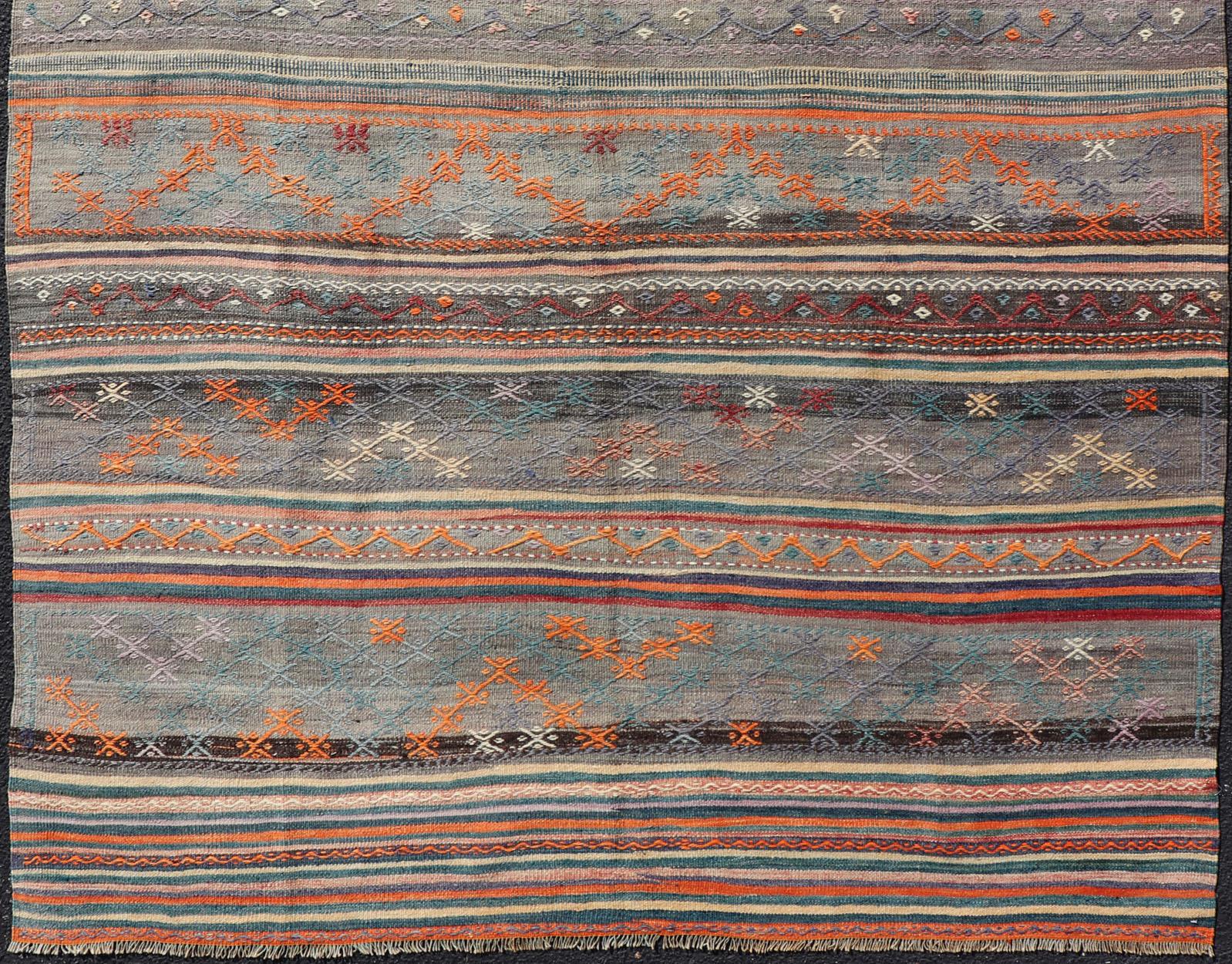 Bunt türkischer bestickter Kelim mit Streifen und geometrischen Motiven im Vintage-Stil im Angebot 3