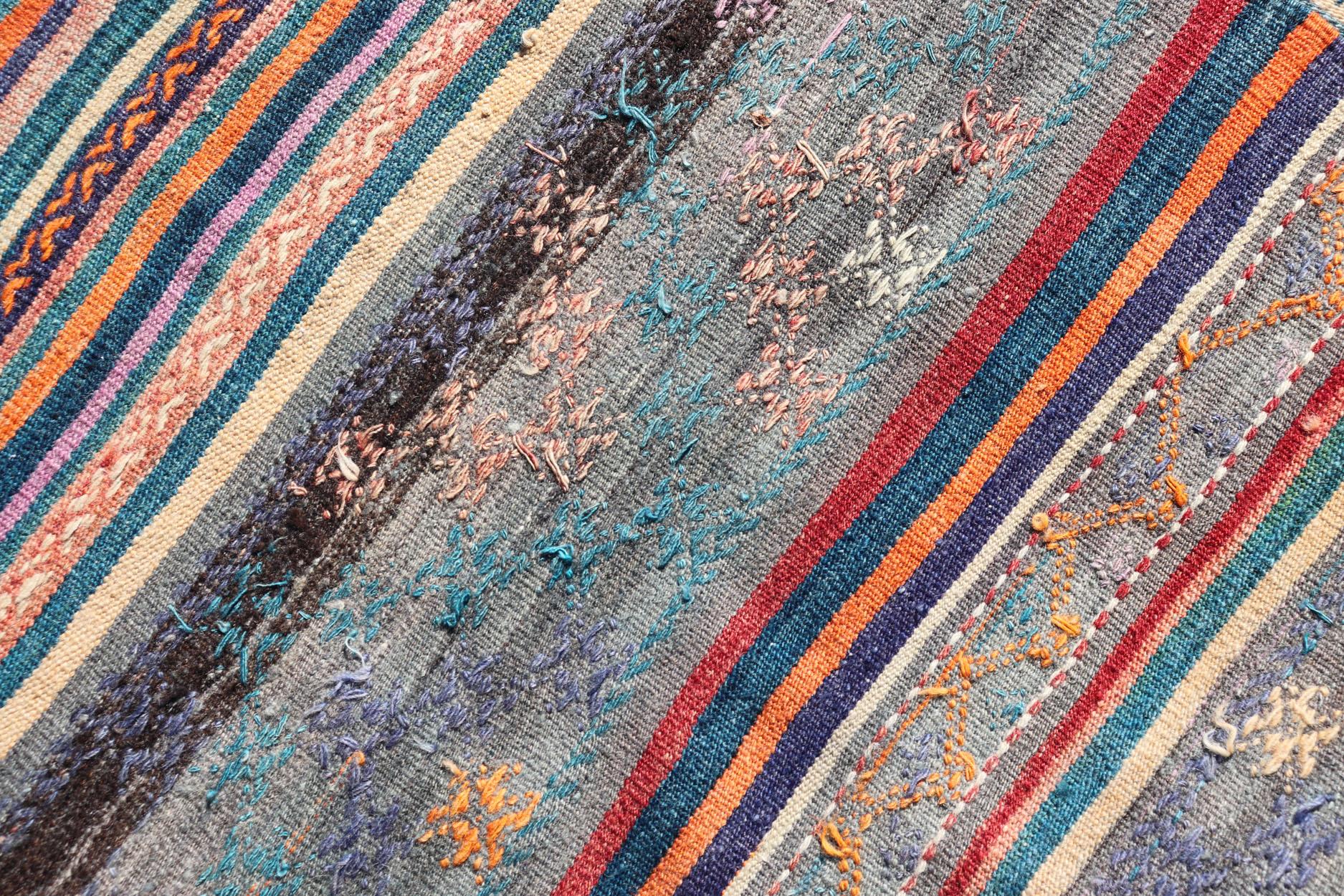 Bunt türkischer bestickter Kelim mit Streifen und geometrischen Motiven im Vintage-Stil im Angebot 4