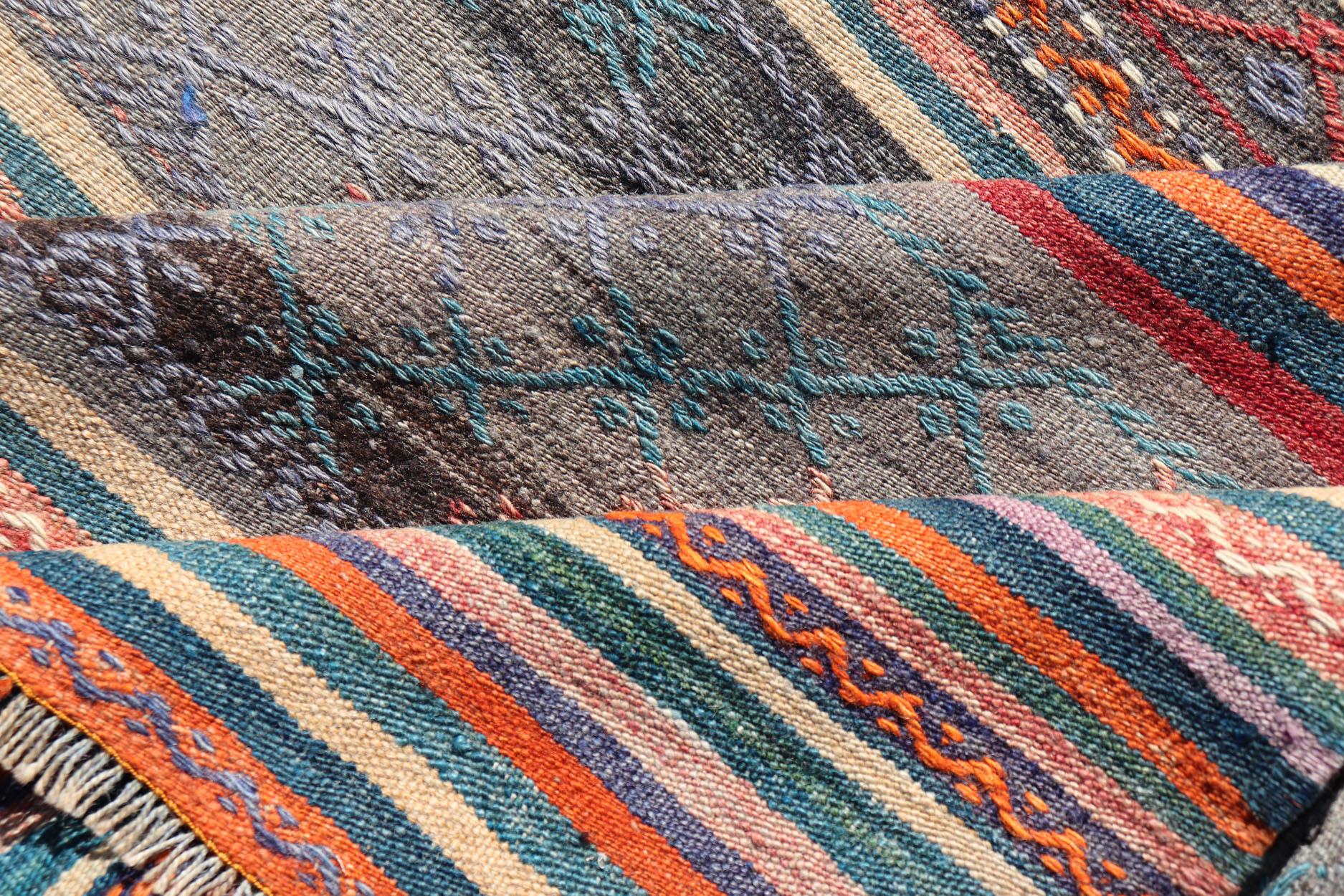 Bunt türkischer bestickter Kelim mit Streifen und geometrischen Motiven im Vintage-Stil im Angebot 5