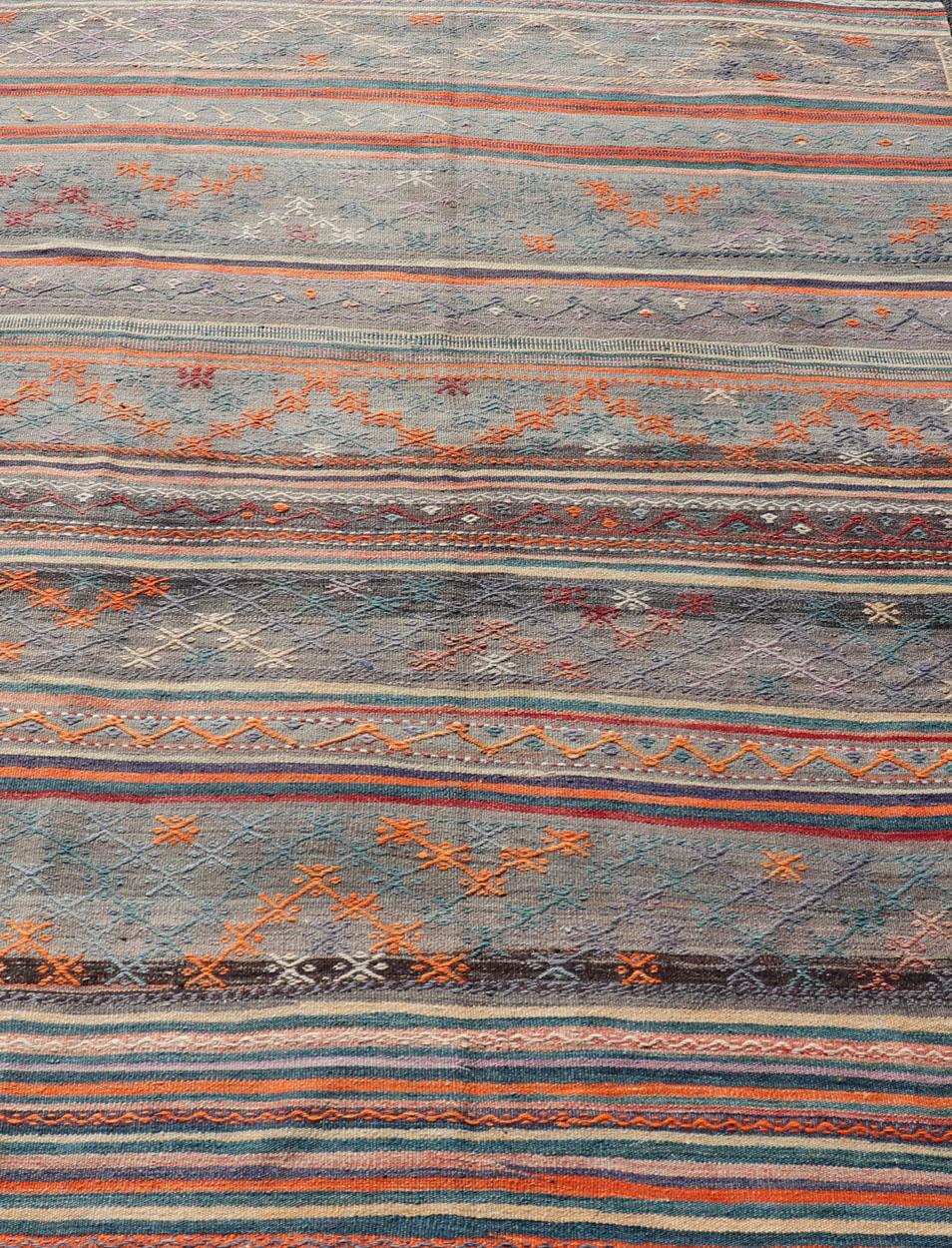 Maße: 5'11 x 8'0 
Bunter türkischer bestickter Vintage-Kilim mit Streifen und geometrischen Motiven. Keivan Woven Arts / Teppich TU-NED-5019, Herkunftsland / Art: Türkei / Kelim, um 1950
Dieser türkische Flachgewebe-Kilim im Vintage-Stil zeichnet