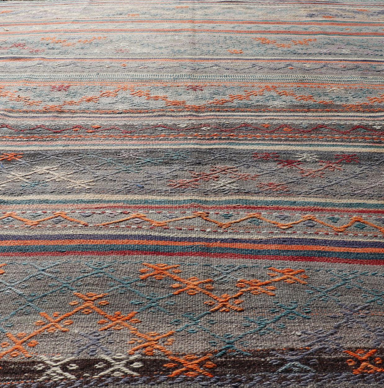 Bunt türkischer bestickter Kelim mit Streifen und geometrischen Motiven im Vintage-Stil (Türkisch) im Angebot