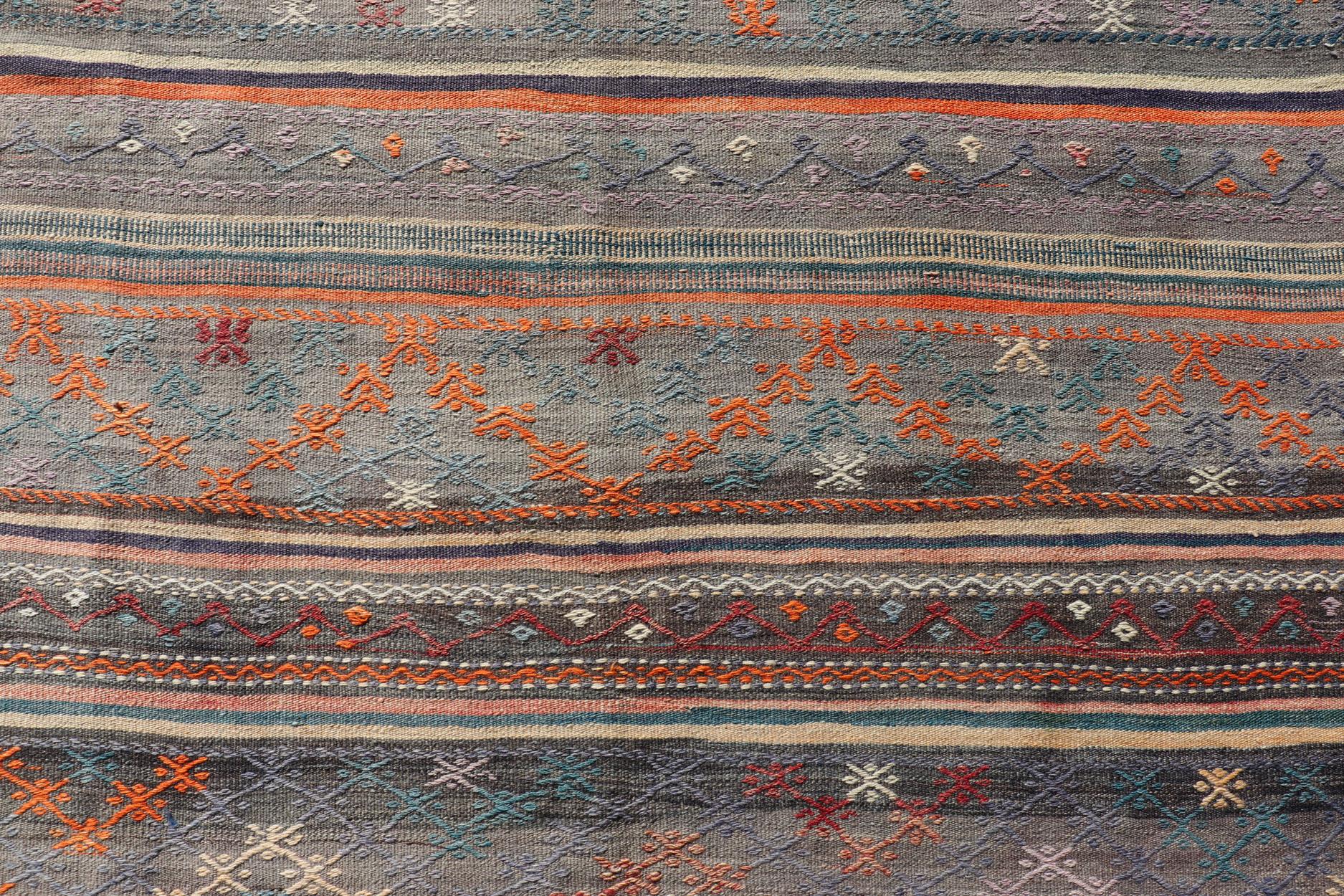 Bunt türkischer bestickter Kelim mit Streifen und geometrischen Motiven im Vintage-Stil (Handgewebt) im Angebot