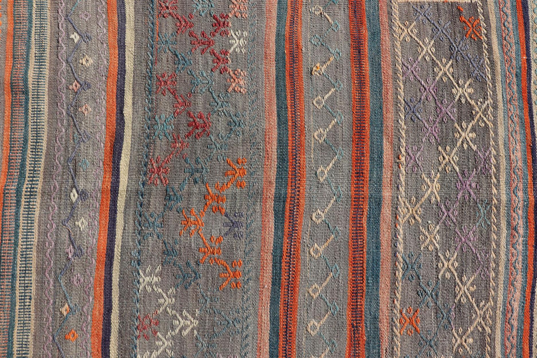 Bunt türkischer bestickter Kelim mit Streifen und geometrischen Motiven im Vintage-Stil im Zustand „Gut“ im Angebot in Atlanta, GA