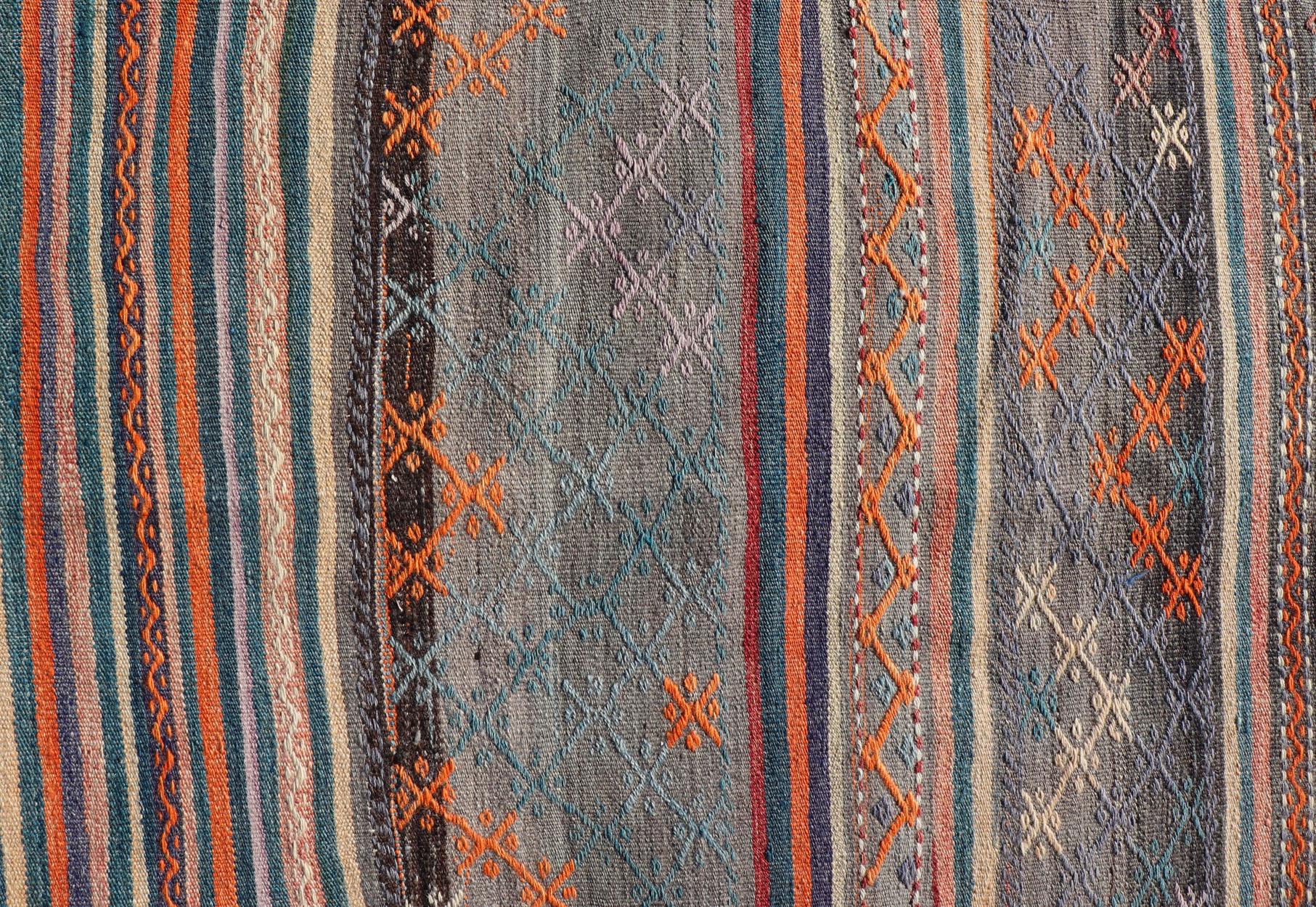 Bunt türkischer bestickter Kelim mit Streifen und geometrischen Motiven im Vintage-Stil (20. Jahrhundert) im Angebot