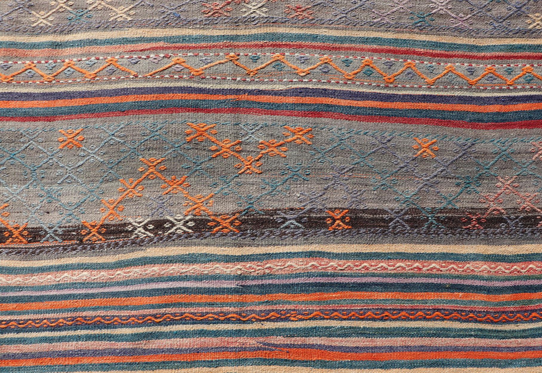 Bunt türkischer bestickter Kelim mit Streifen und geometrischen Motiven im Vintage-Stil (Wolle) im Angebot