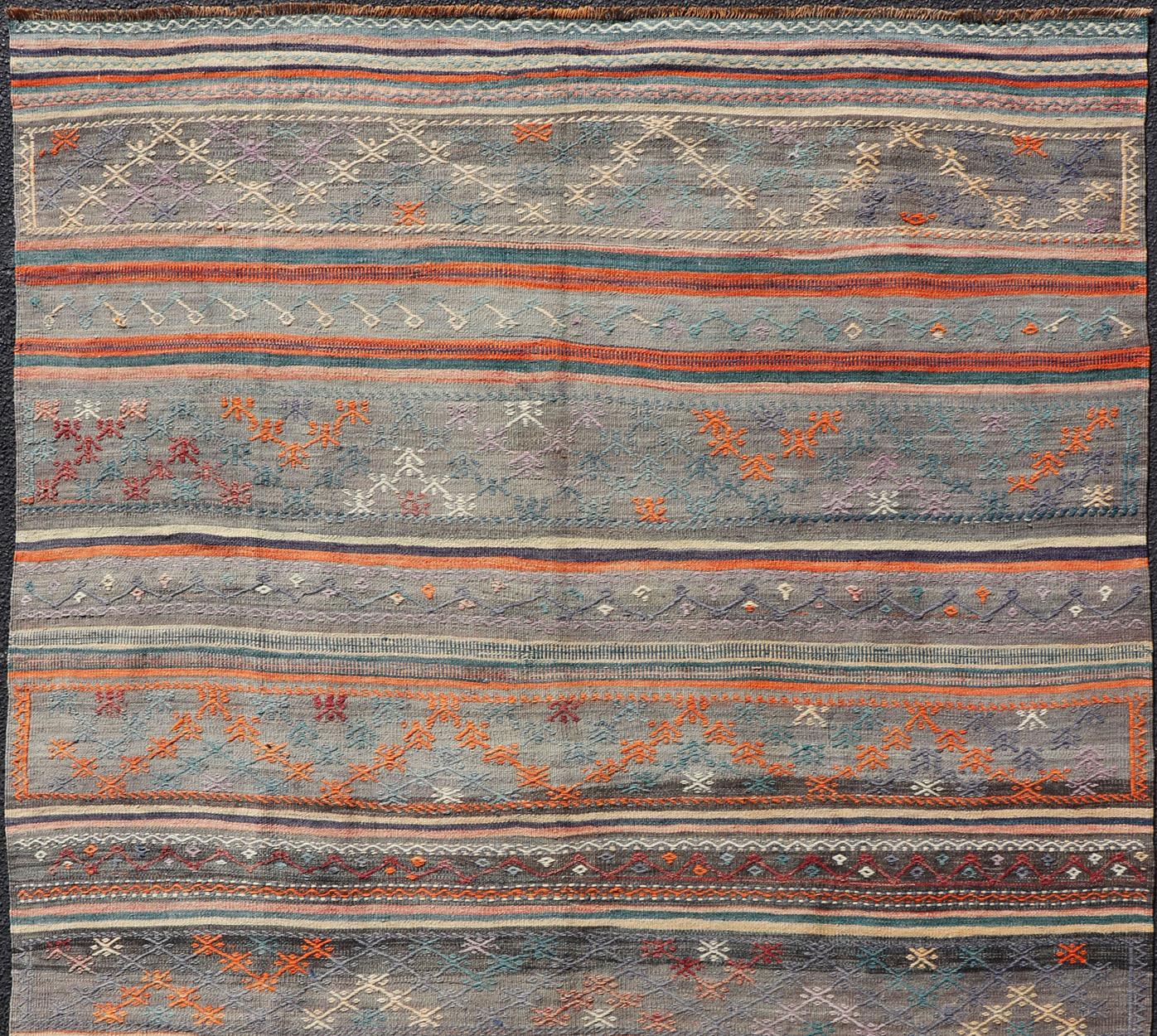 Bunt türkischer bestickter Kelim mit Streifen und geometrischen Motiven im Vintage-Stil im Angebot 1