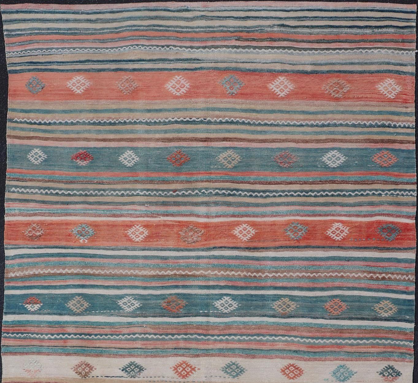 Colorido Kilim Turco Vintage Bordado con Rayas y Motivos Geométricos en venta 2