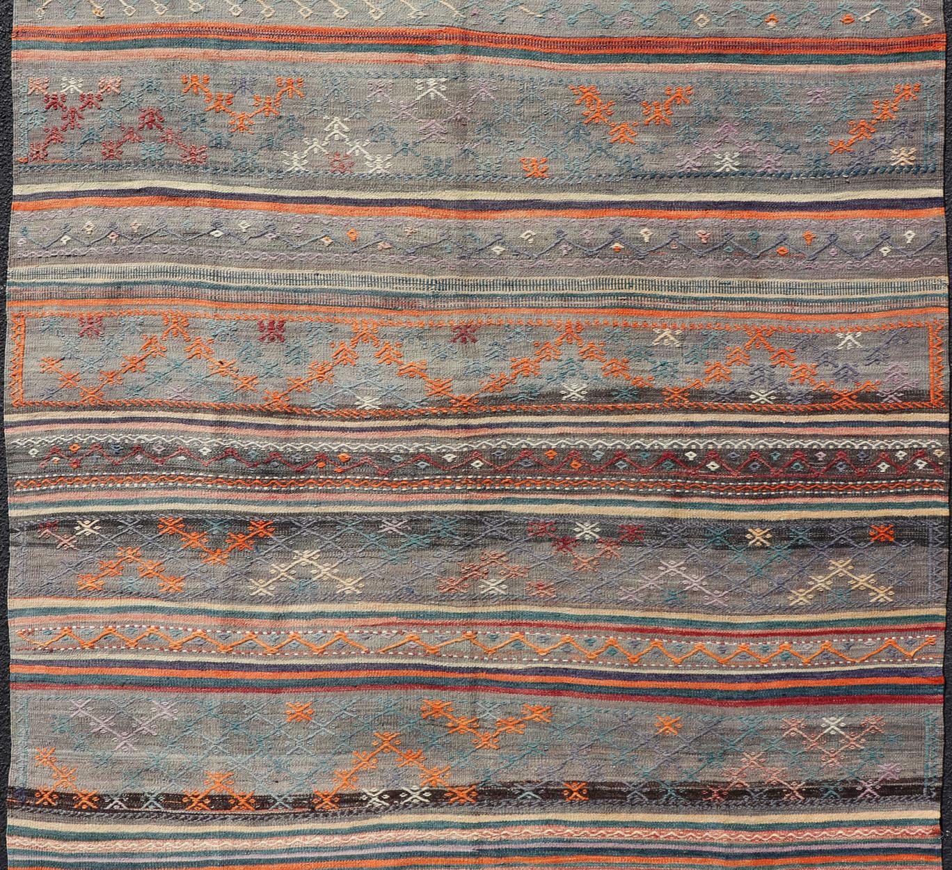 Bunt türkischer bestickter Kelim mit Streifen und geometrischen Motiven im Vintage-Stil im Angebot 2