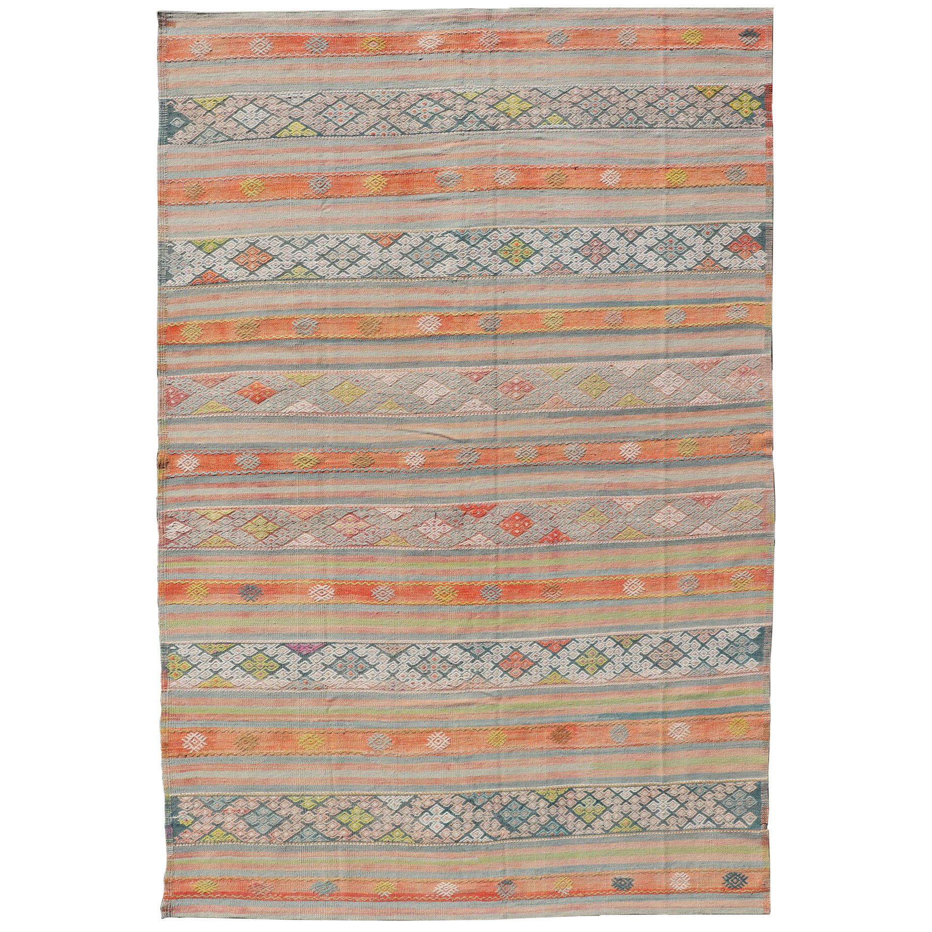 Kilim turc vintage coloré brodé avec des motifs géométriques et des rayures