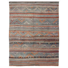 Colorato kilim turco vintage ricamato con strisce e motivi geometrici