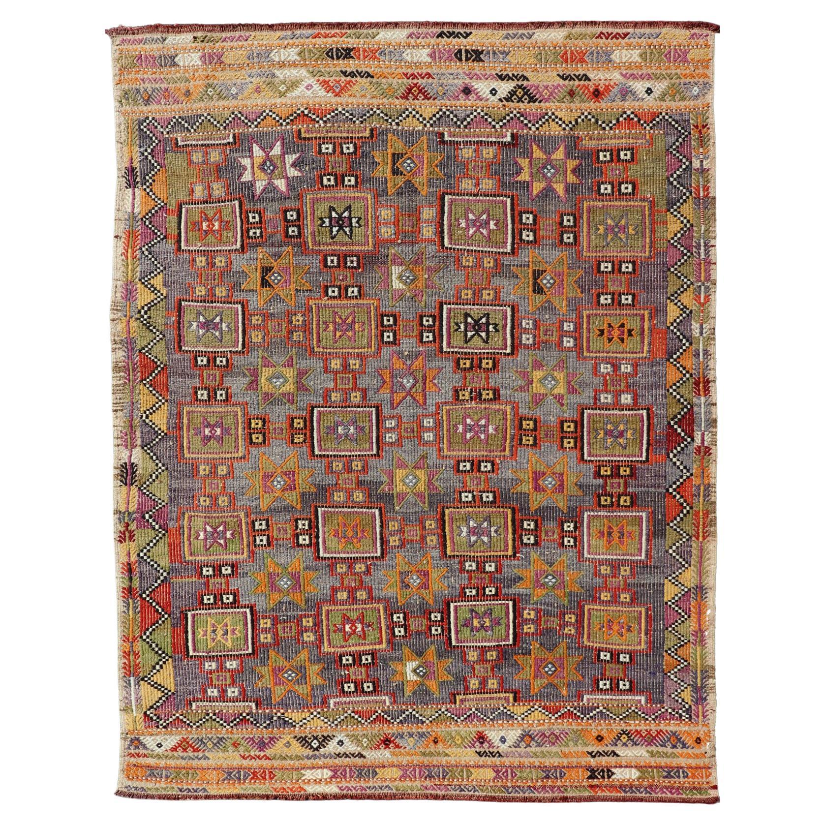 Buntfarbener türkischer Flachgewebe-Teppich mit Stickereien im Vintage-Stil mit Sternen 5'10" X 8'2"