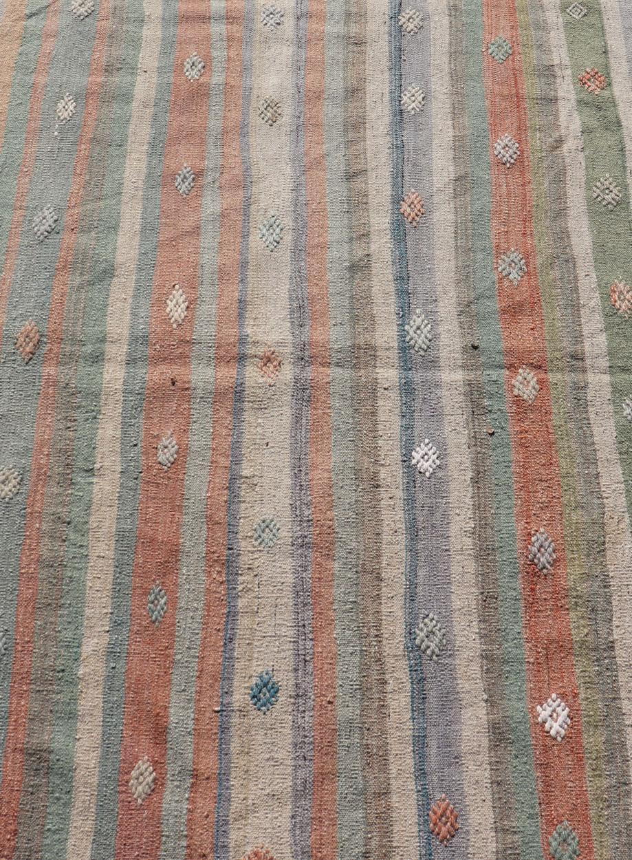 Mesures : 3'4 x 4'7 

Rug & Kilim turc vintage coloré à tissage plat et à motifs de rayures géométriques. Keivan Woven Arts / tapis TU-NED-5033, pays d'origine / type : Turquie / Kilim, circa 1960.
Tissé au milieu du XXe siècle en Turquie, ce kilim