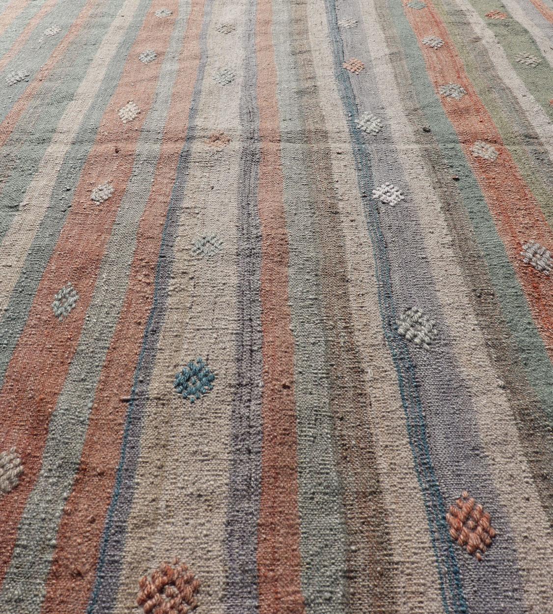 Turc Rug & Kilim turc coloré à tissage plat et à rayures géométriques 3'4 x 4'7 en vente