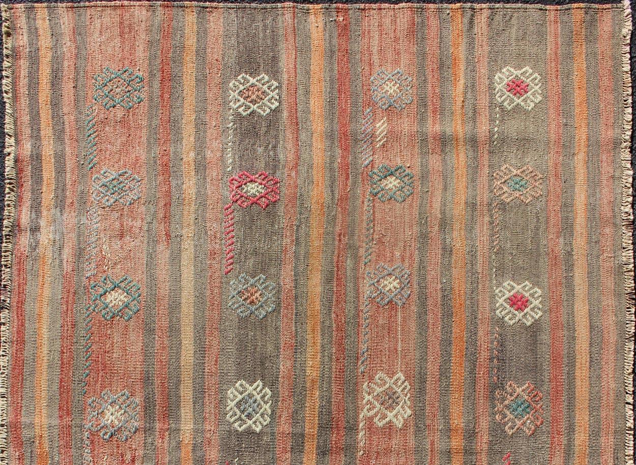 Vertikales Streifenmuster Flachgewebe Kelim aus der Türkei Vintage in Orange, Rot, Braun, Grau und Creme, Teppich TU-NED-605, Herkunftsland / Typ: Türkei / Kelim, um 1950.

Dieser Designer-Kilim wurde Mitte des 20. Jahrhunderts in der Türkei