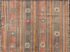 Colorida alfombra turca vintage de tejido plano Kilim con diseño geométrico a rayas