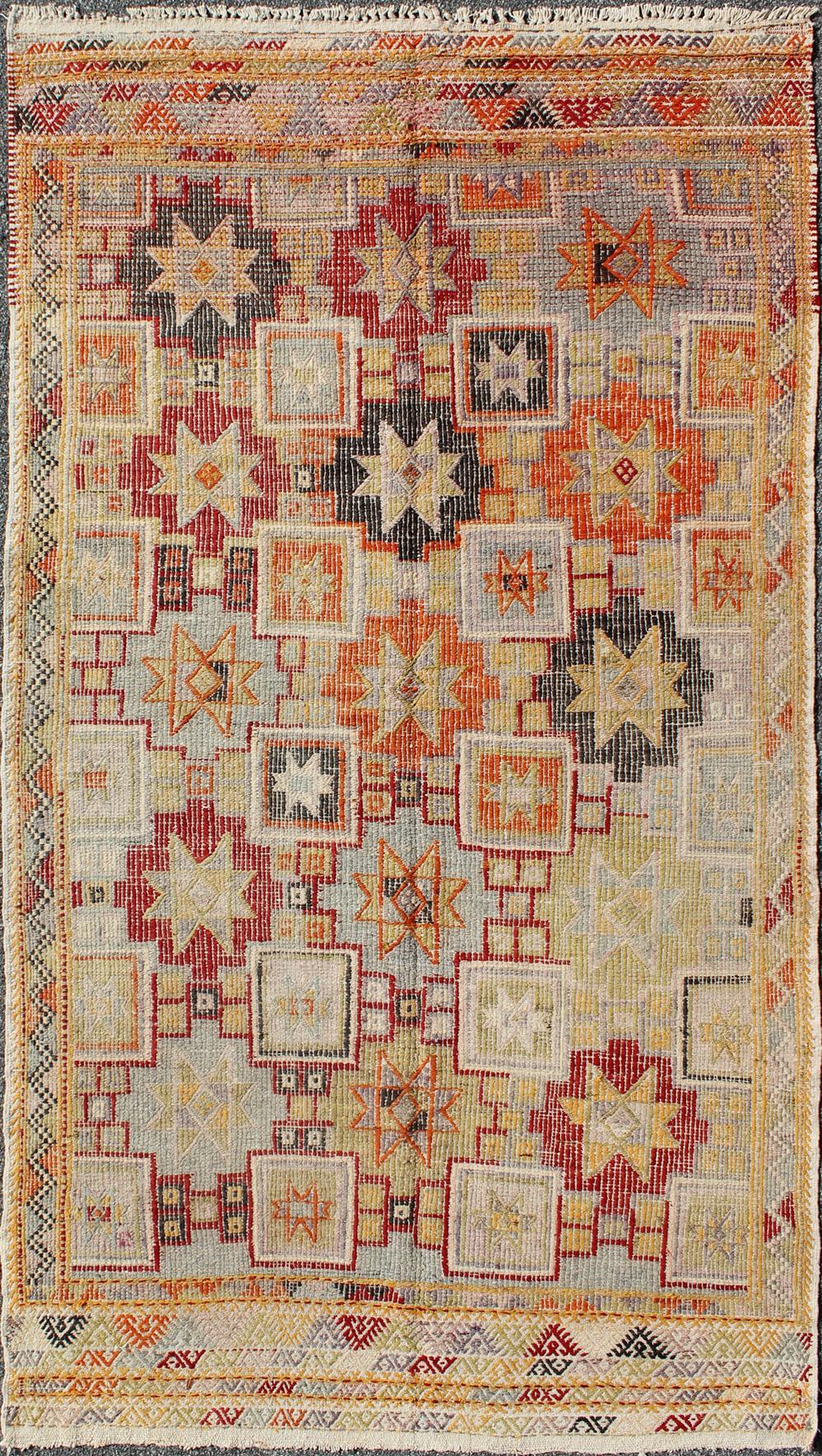 Bunter türkischer flachgewebter moderner Stammeskunst-Kelim mit Stickereien, Vintage im Angebot 1