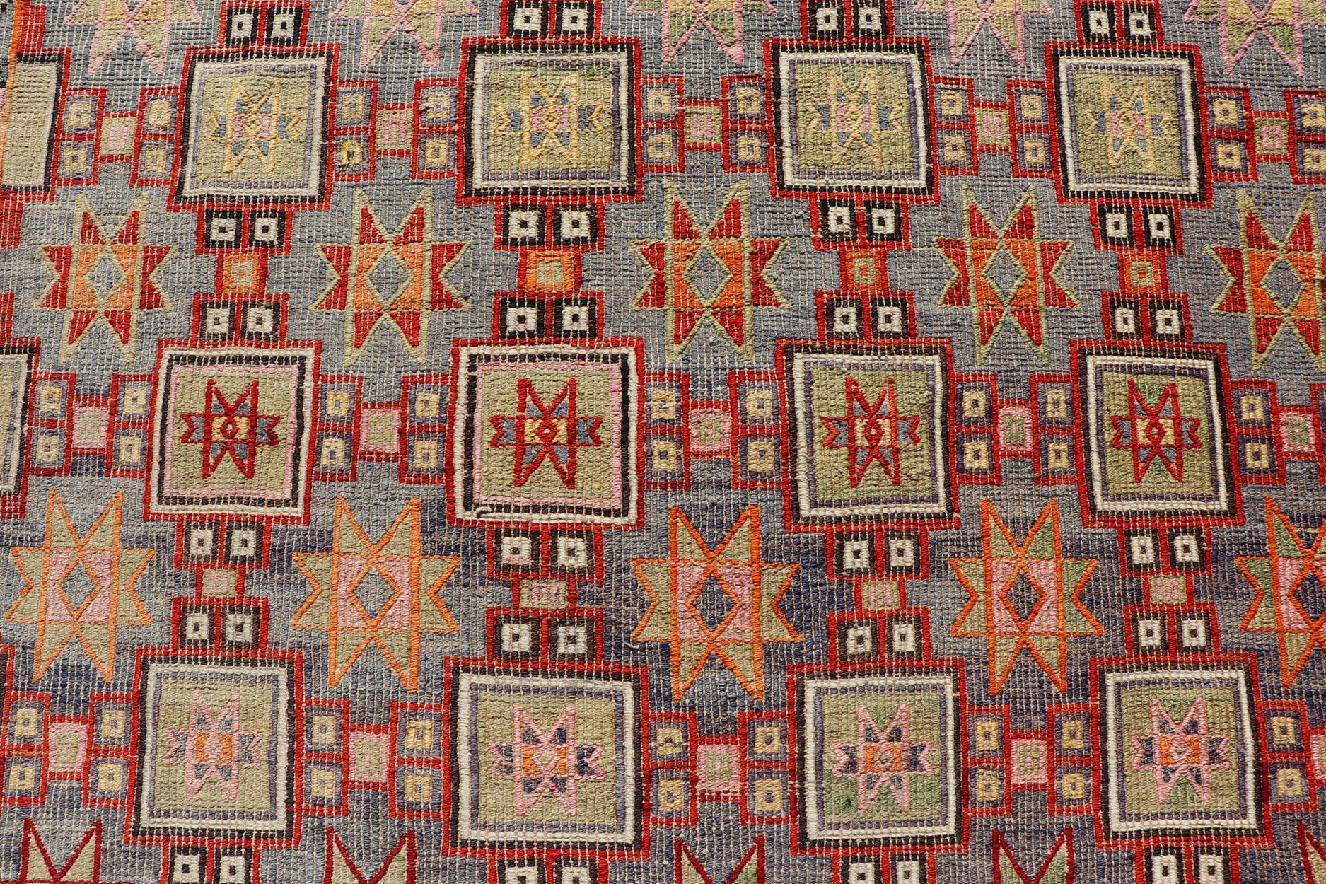 Bunt Türkischer Kelim im Vintage-Stil mit Sternmuster in Grau und Grün bestickt im Angebot 3