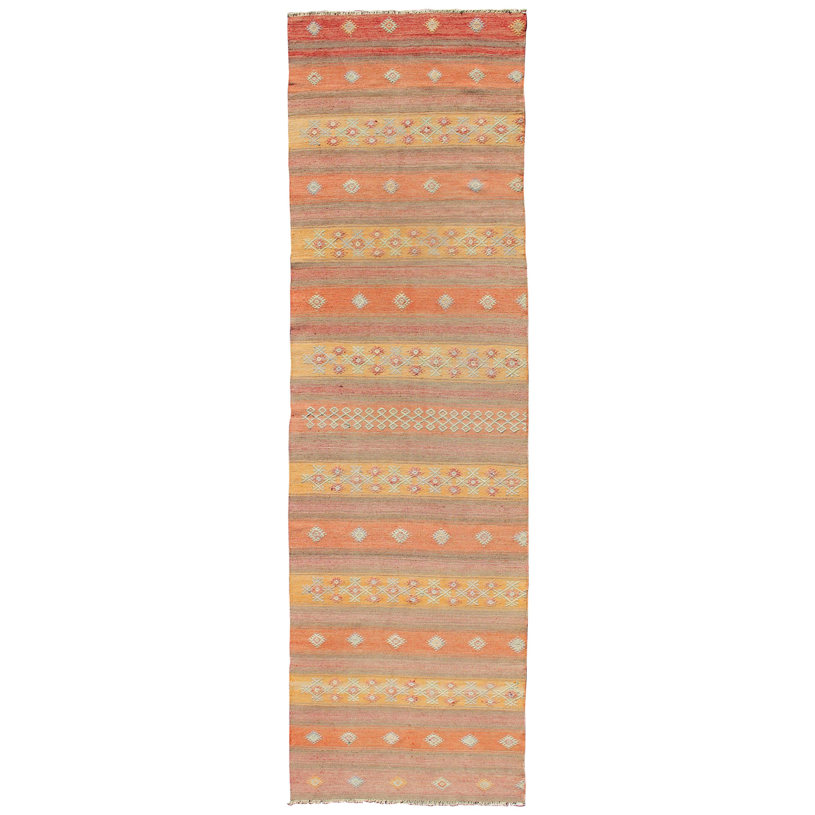 Bunter türkischer Kelim-Teppich im Vintage-Stil mit horizontalen Streifen und geometrischen Formen