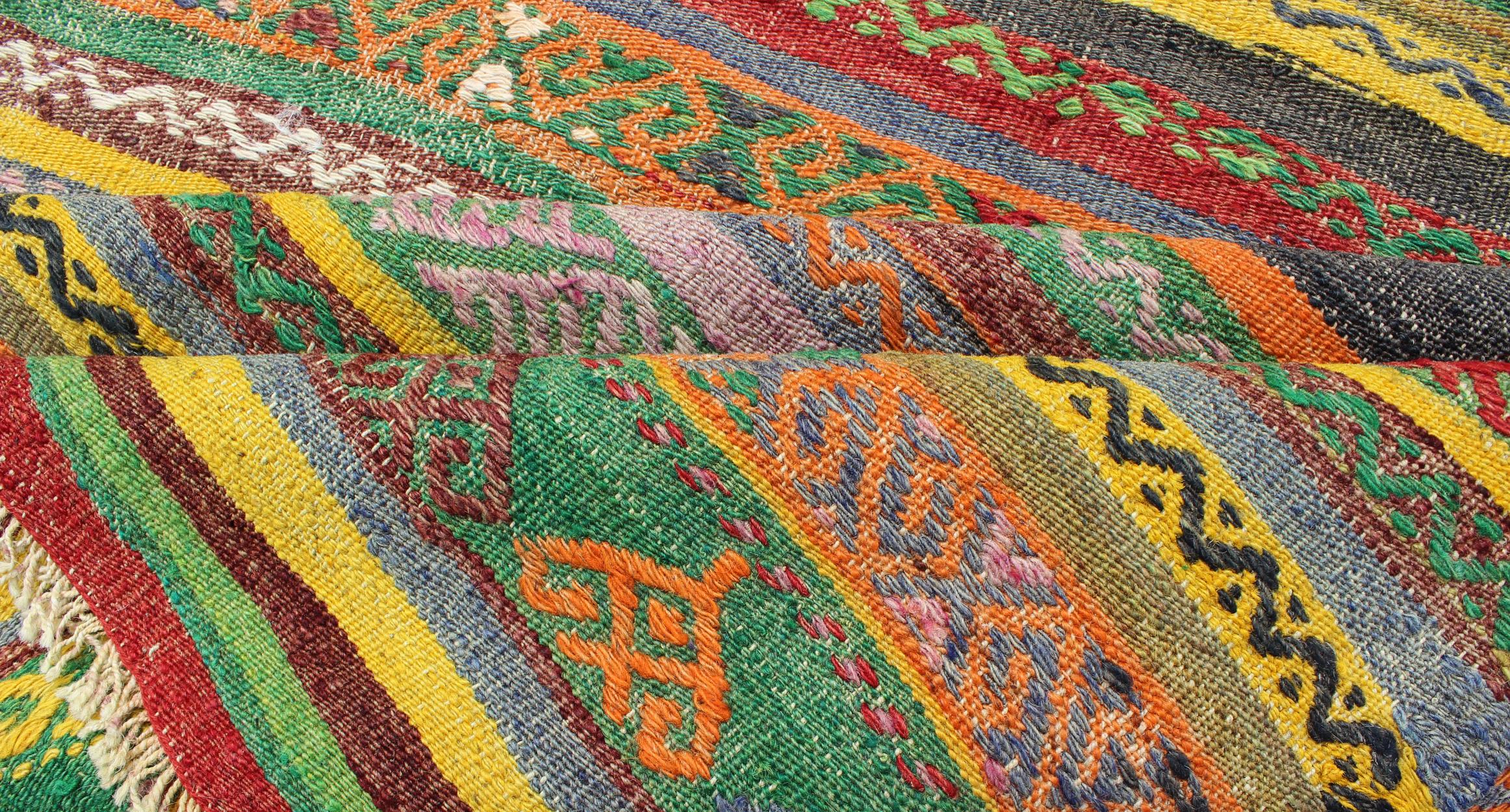 Türkischer Kelim-Teppich mit bunten Streifen und Diamant-Motiv-Designs im Angebot 5