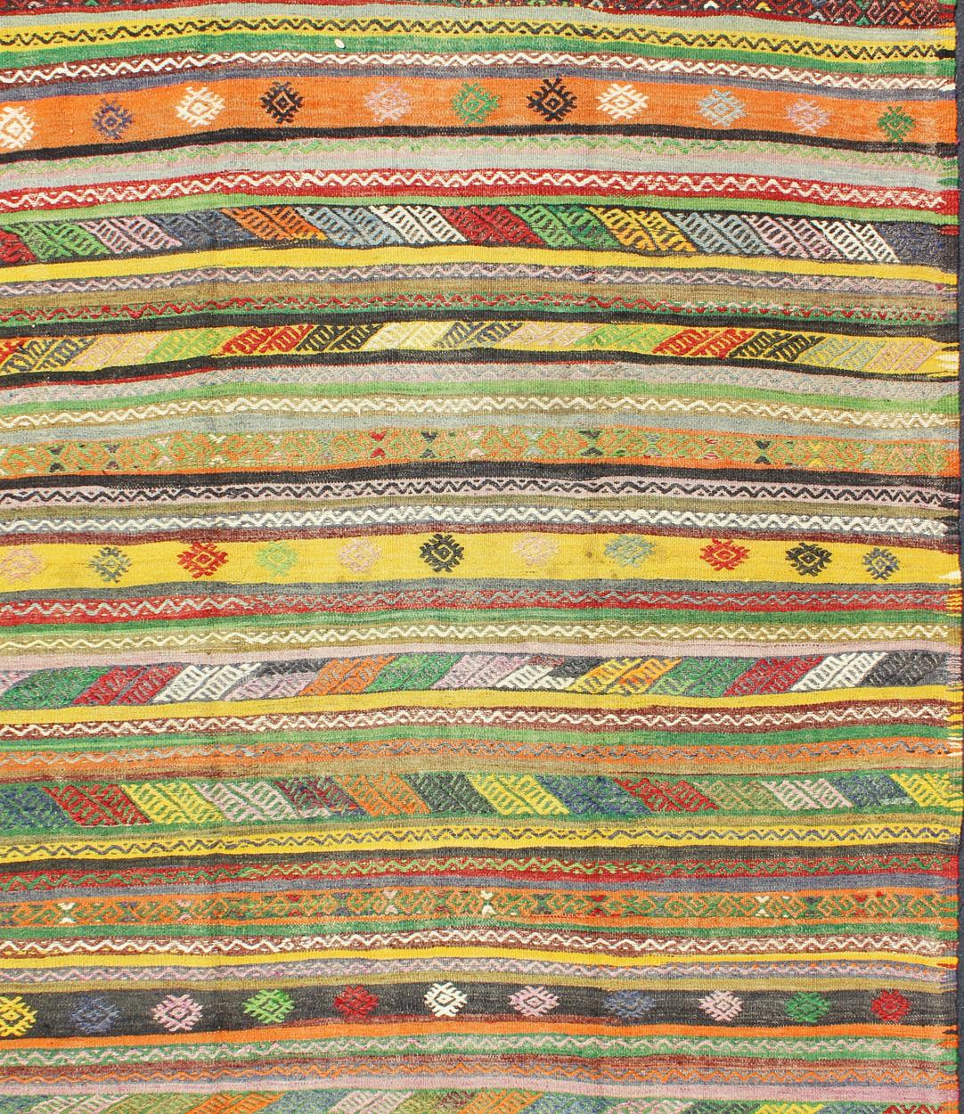 Türkischer Kelim-Teppich mit bunten Streifen und Diamant-Motiv-Designs im Zustand „Hervorragend“ im Angebot in Atlanta, GA