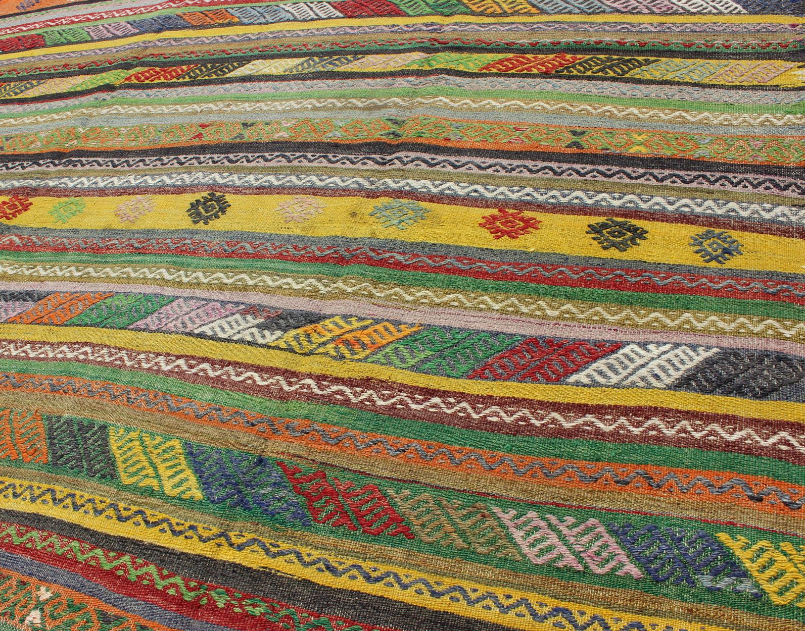 Türkischer Kelim-Teppich mit bunten Streifen und Diamant-Motiv-Designs (Mitte des 20. Jahrhunderts) im Angebot