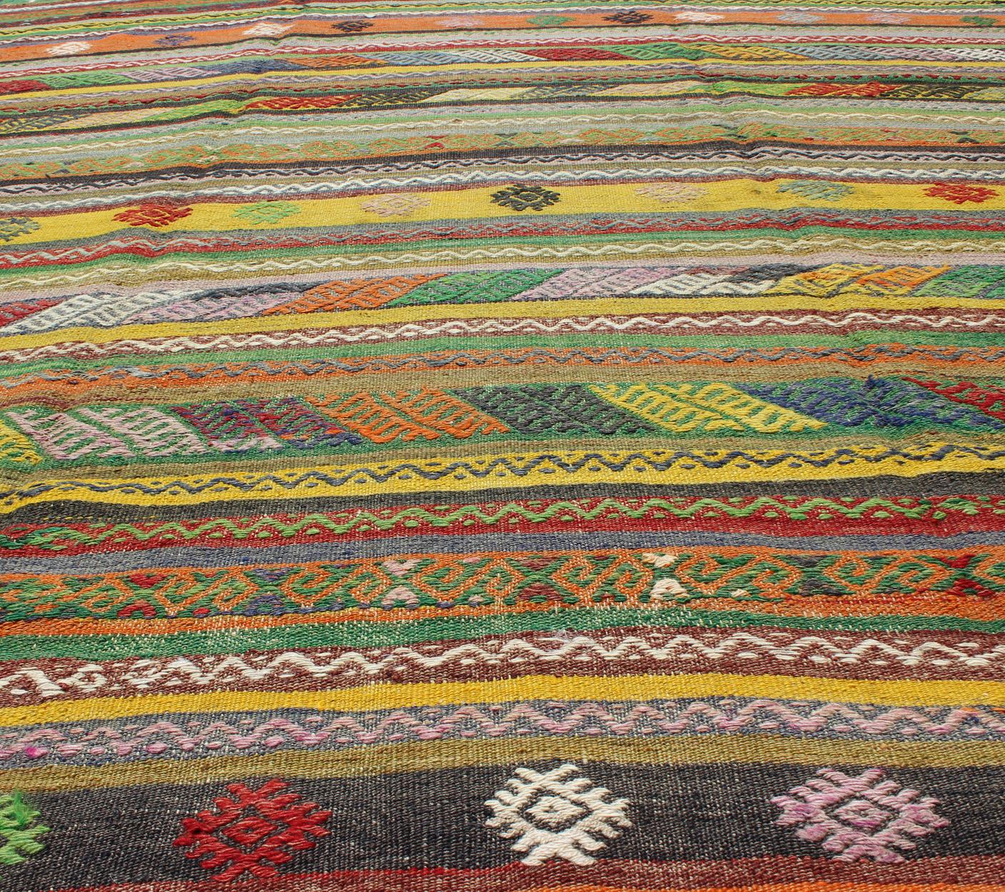 Türkischer Kelim-Teppich mit bunten Streifen und Diamant-Motiv-Designs im Angebot 1