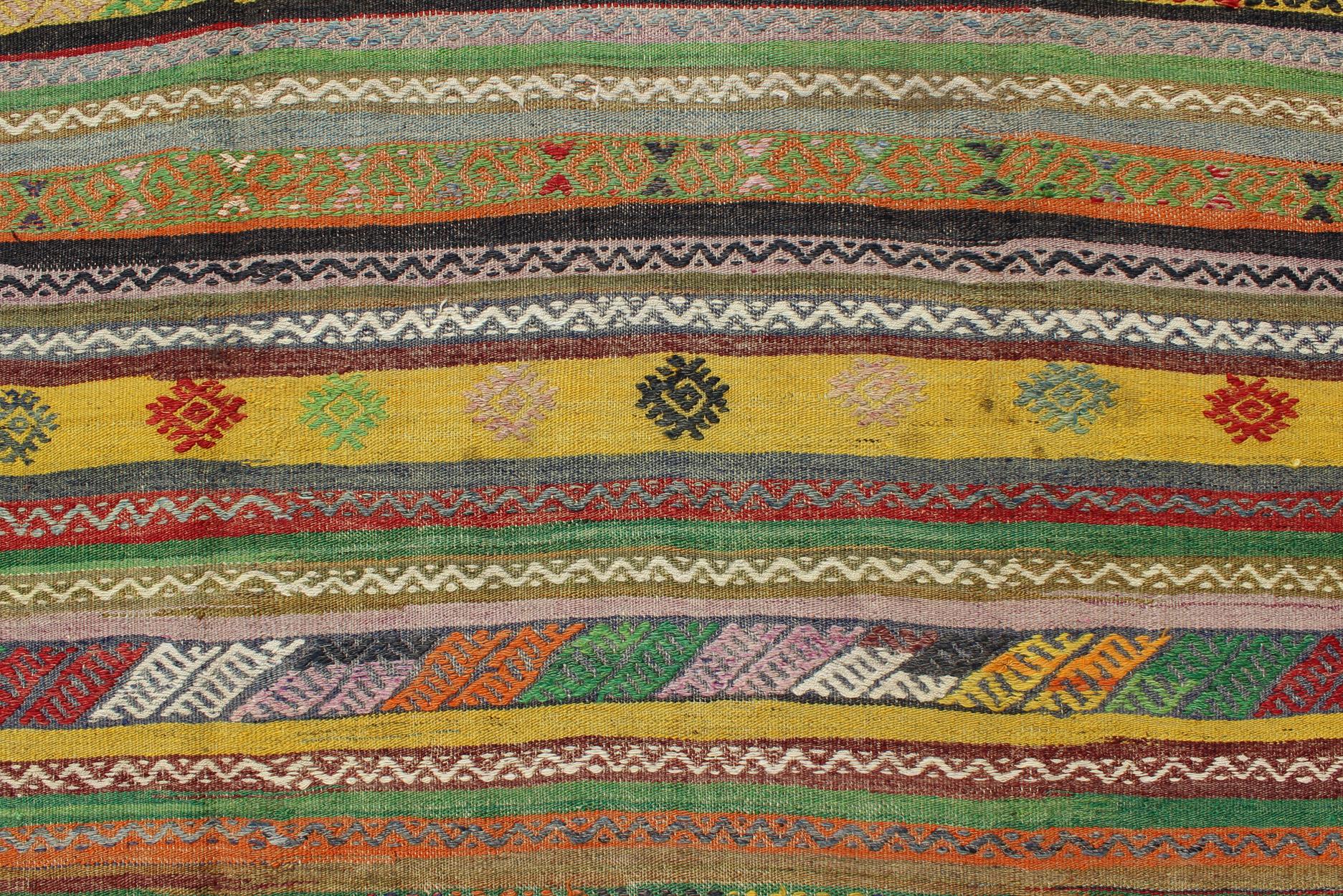 Türkischer Kelim-Teppich mit bunten Streifen und Diamant-Motiv-Designs im Angebot 2