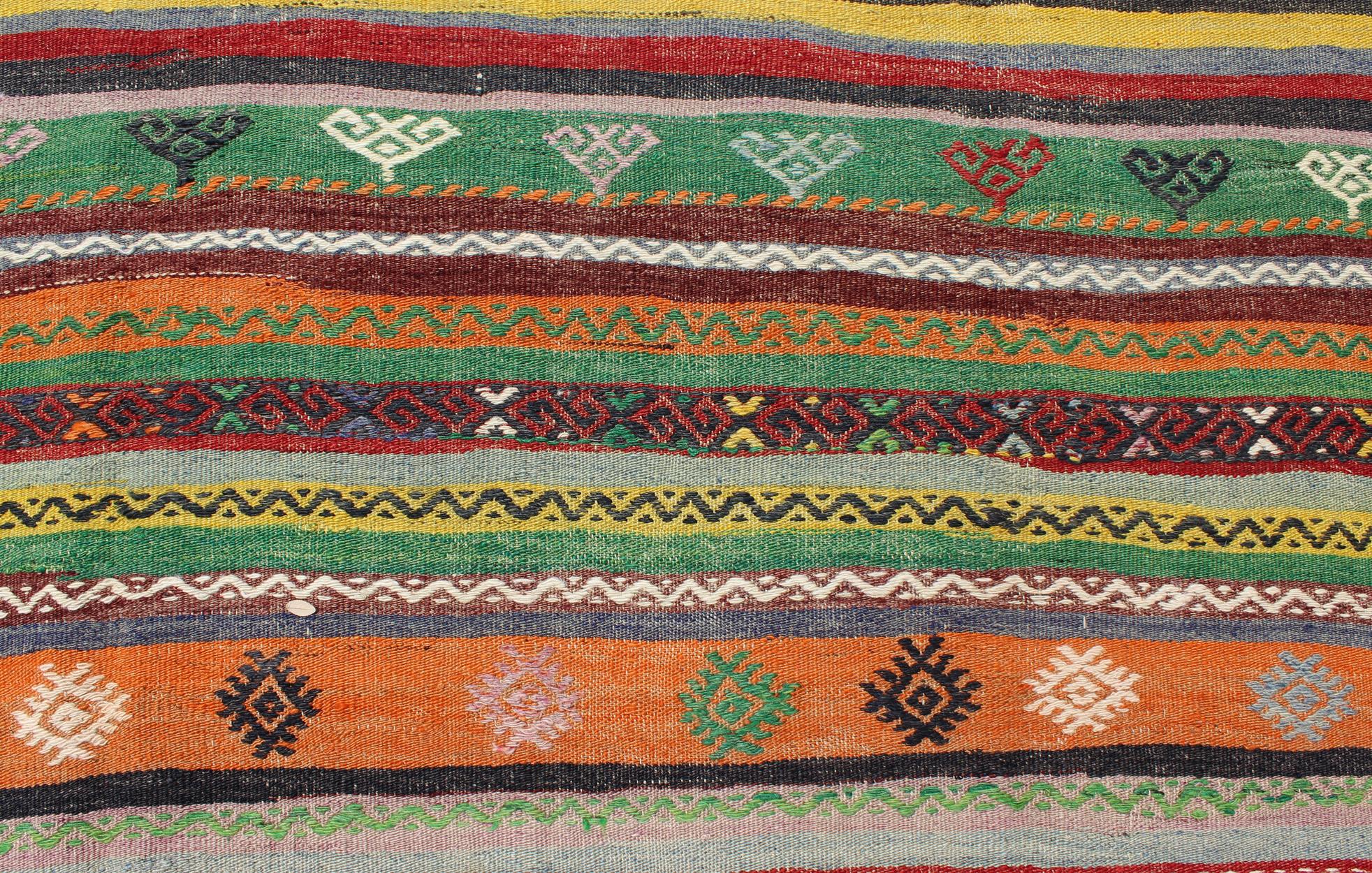Türkischer Kelim-Teppich mit bunten Streifen und Diamant-Motiv-Designs im Angebot 3