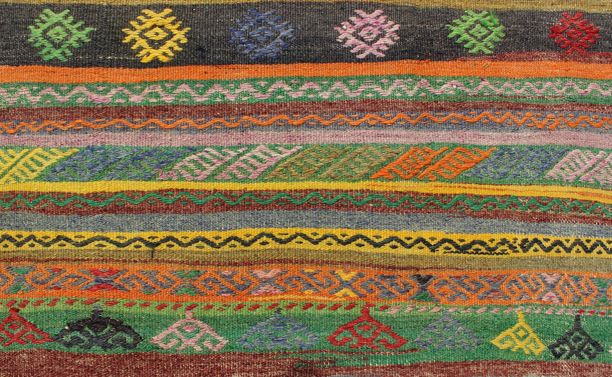 Türkischer Kelim-Teppich mit bunten Streifen und Diamant-Motiv-Designs im Angebot 4