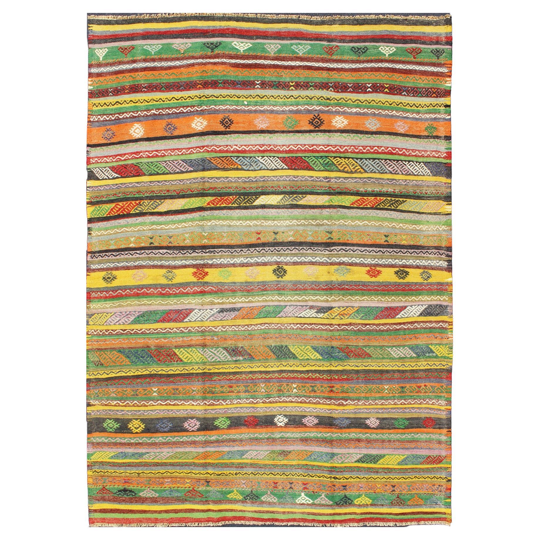 Türkischer Kelim-Teppich mit bunten Streifen und Diamant-Motiv-Designs