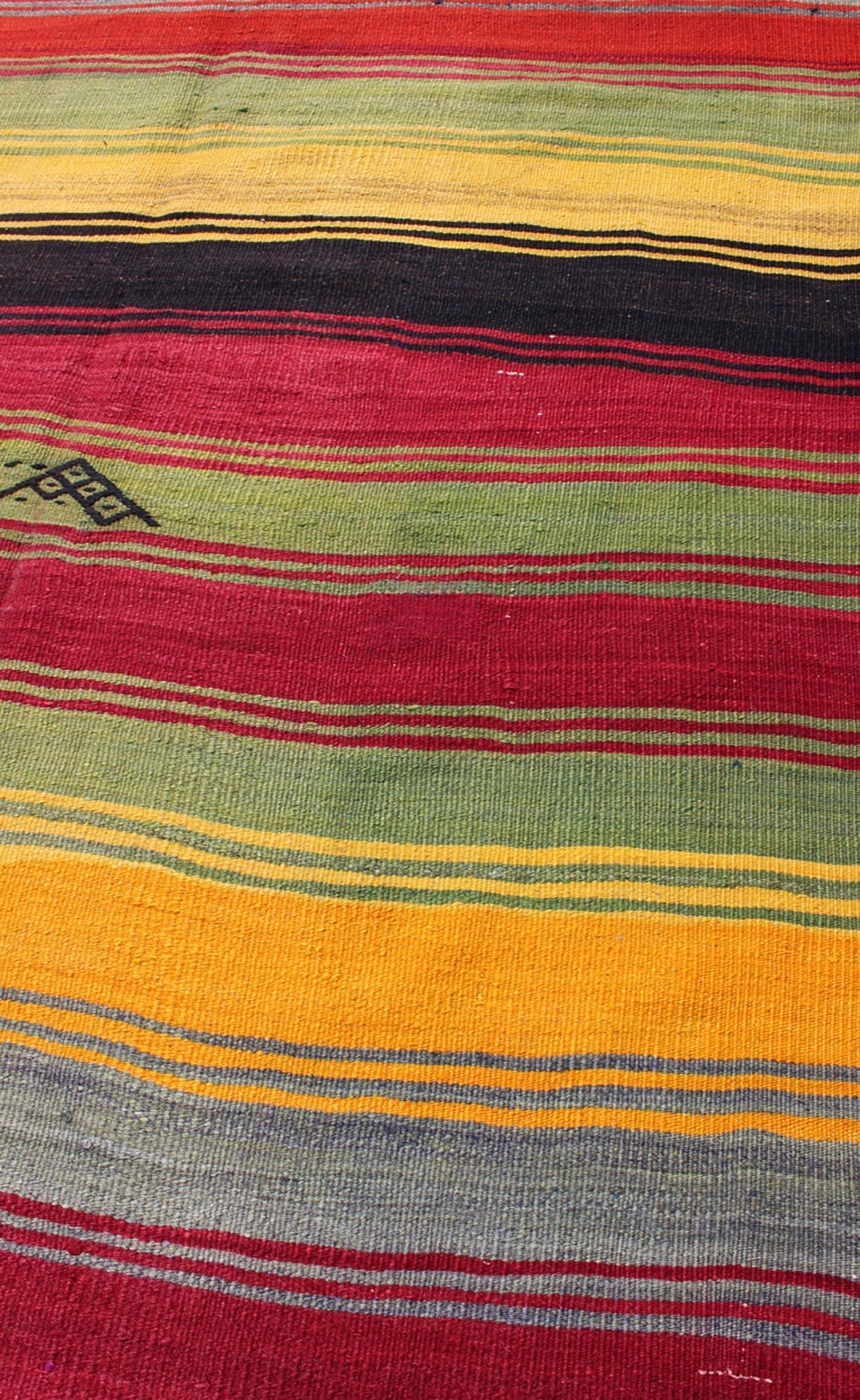 Bunter türkischer Kelim-Teppich im Vintage-Stil mit subtilen Stammesformen und Streifenmuster im Angebot 4