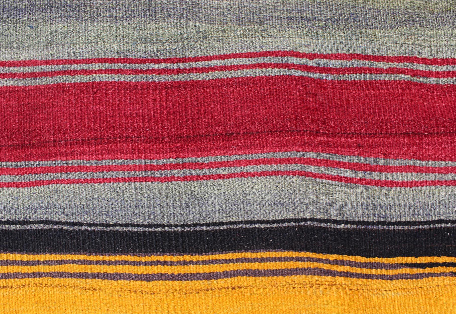 Bunter türkischer Kelim-Teppich im Vintage-Stil mit subtilen Stammesformen und Streifenmuster im Angebot 1