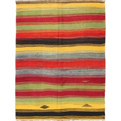 Bunter türkischer Kelim-Teppich im Vintage-Stil mit subtilen Stammesformen und Streifenmuster