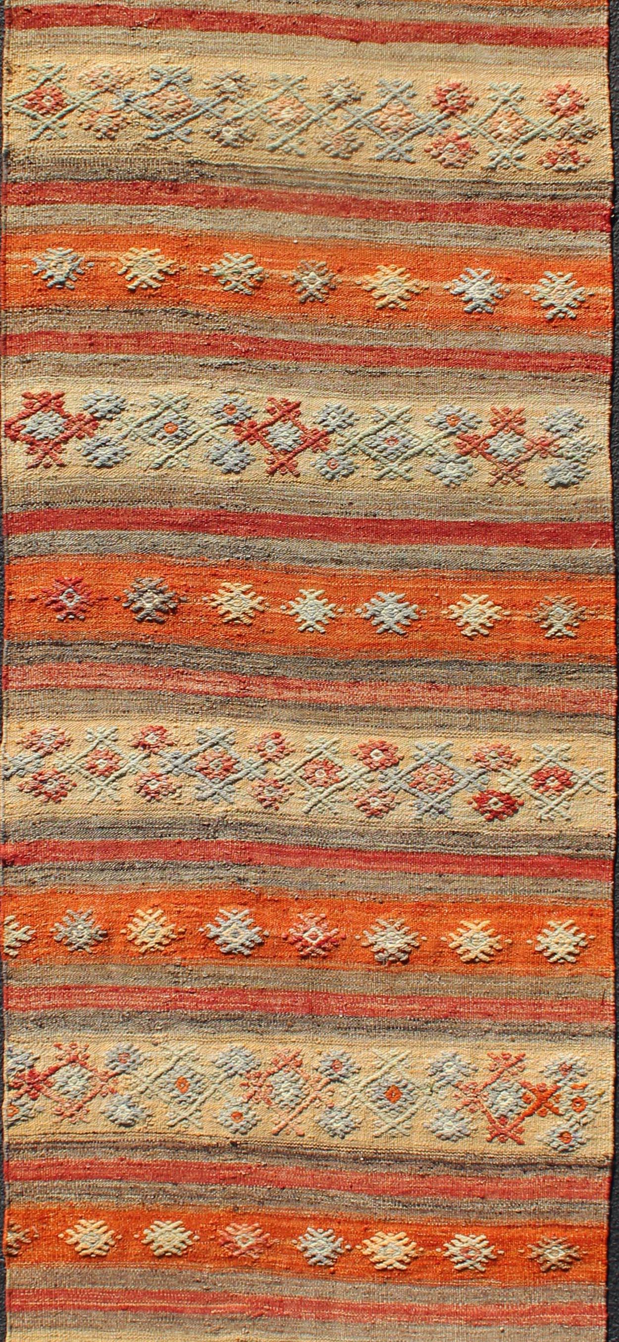 Tissé à la main Tapis de couloir Kilim turc vintage coloré à rayures et broderies géométriques en vente