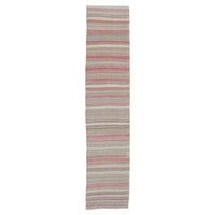 Bunter türkischer Vintage-Kelim-Läufer mit Streifen und mehrfarbigen Farben