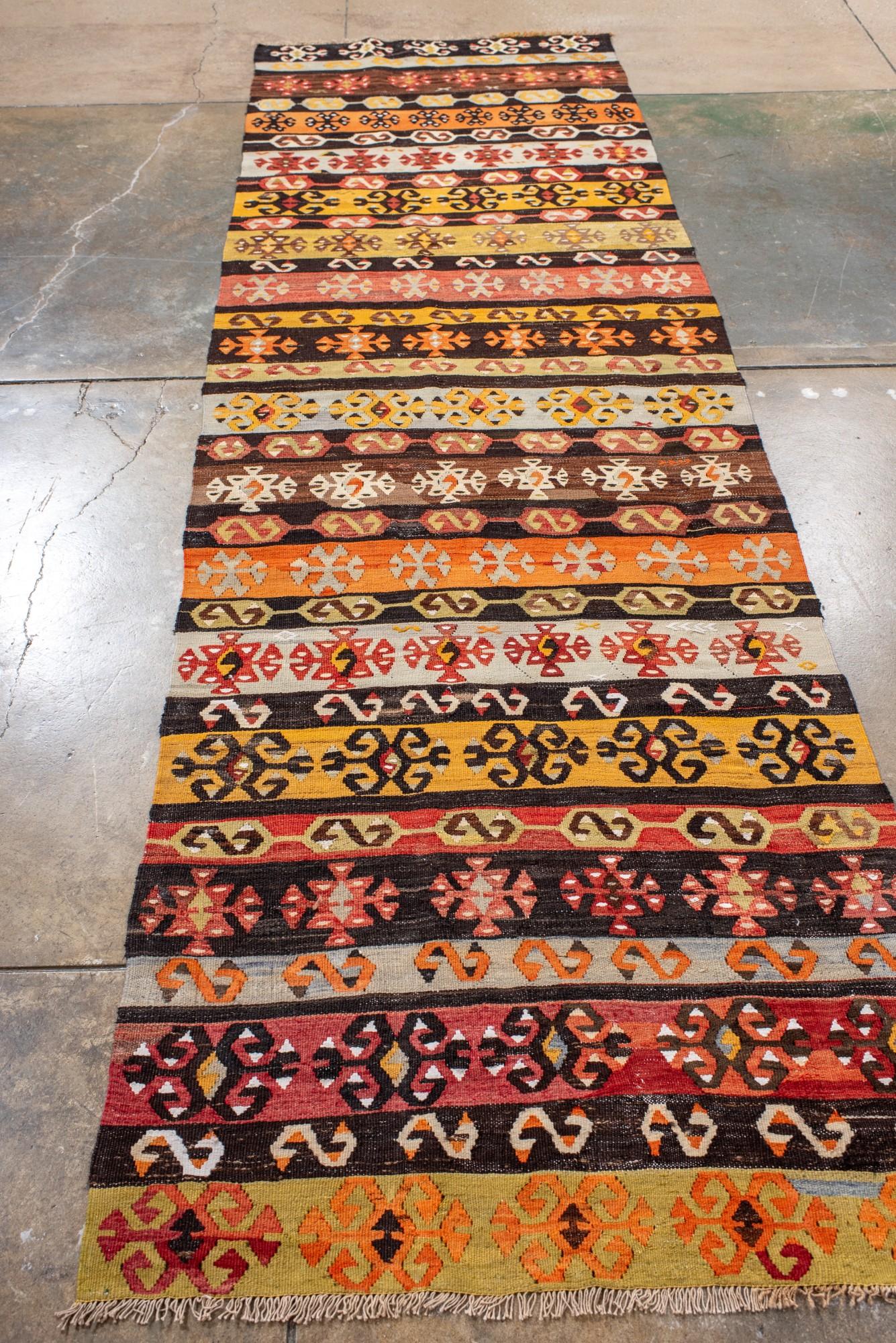 Bunter türkischer Vintage-Kilim-Läufer mit Tribal-Streifen (Türkisch) im Angebot