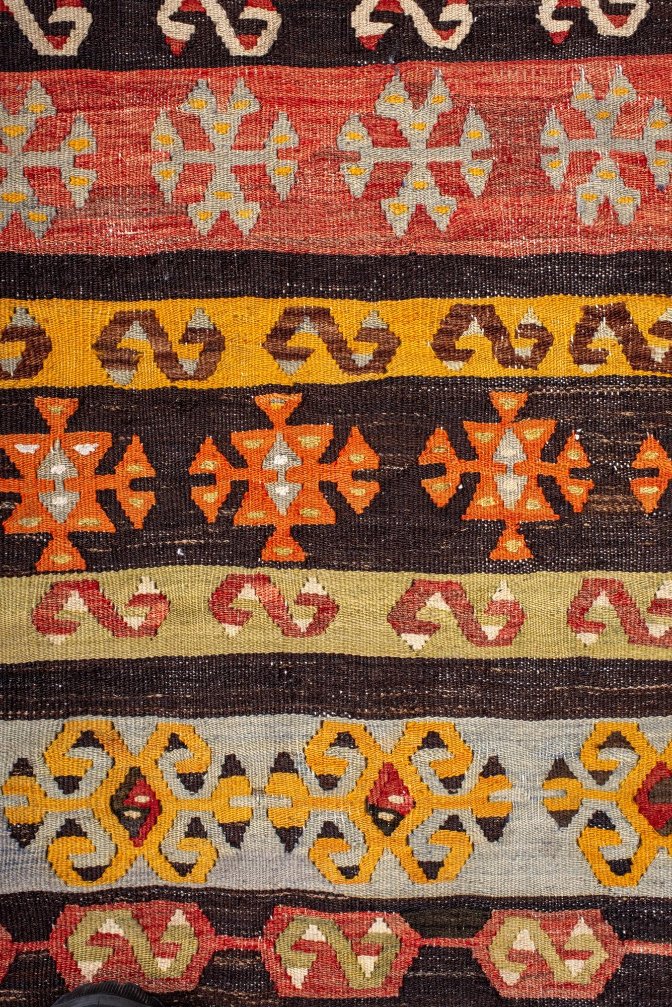 Bunter türkischer Vintage-Kilim-Läufer mit Tribal-Streifen (Handgewebt) im Angebot