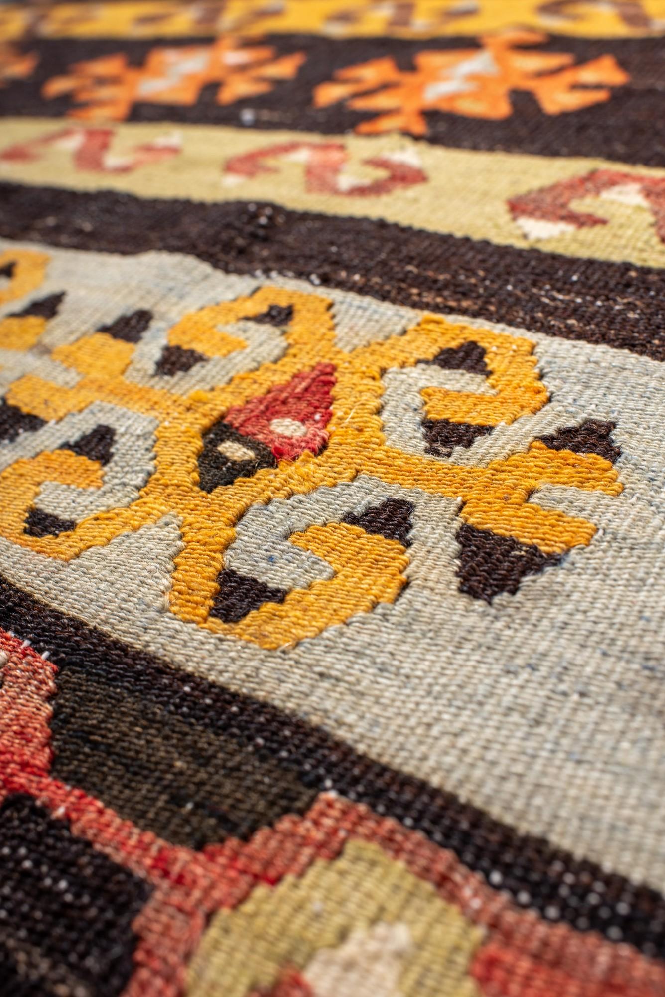 Bunter türkischer Vintage-Kilim-Läufer mit Tribal-Streifen im Zustand „Gut“ im Angebot in New York, NY