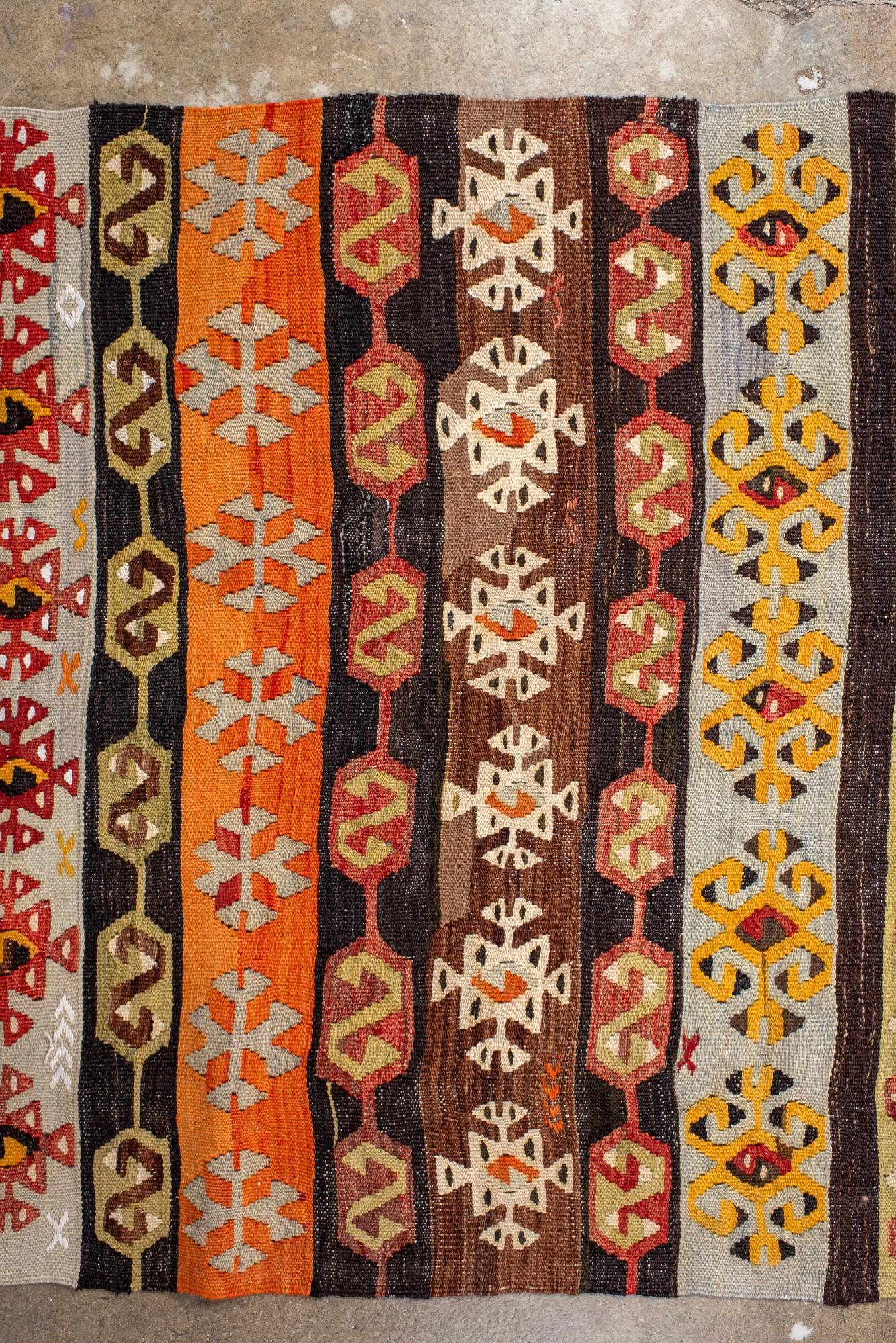 Bunter türkischer Vintage-Kilim-Läufer mit Tribal-Streifen (20. Jahrhundert) im Angebot