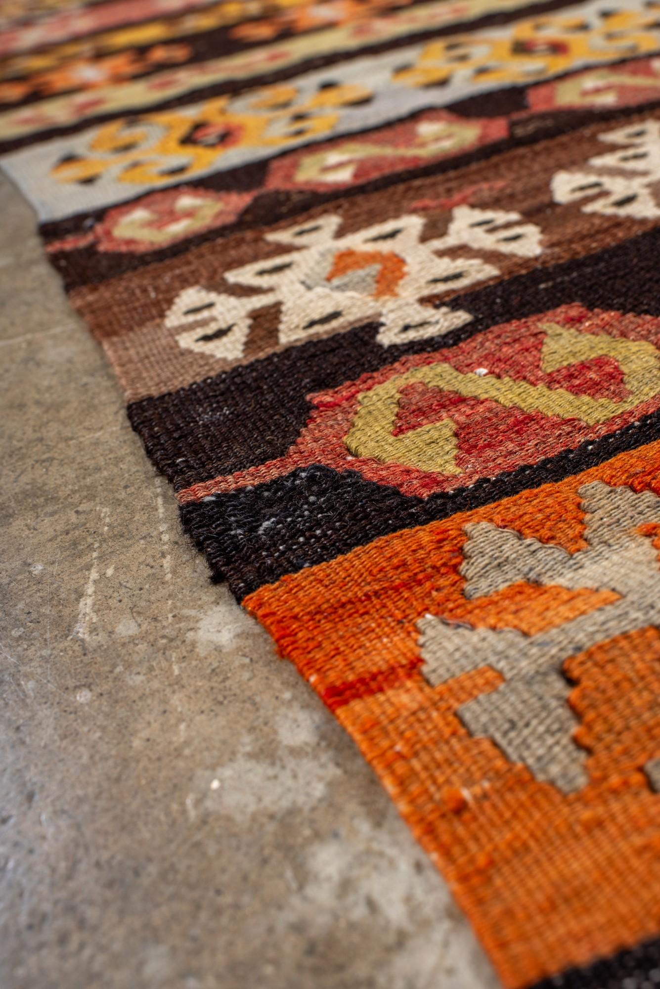Bunter türkischer Vintage-Kilim-Läufer mit Tribal-Streifen (Wolle) im Angebot