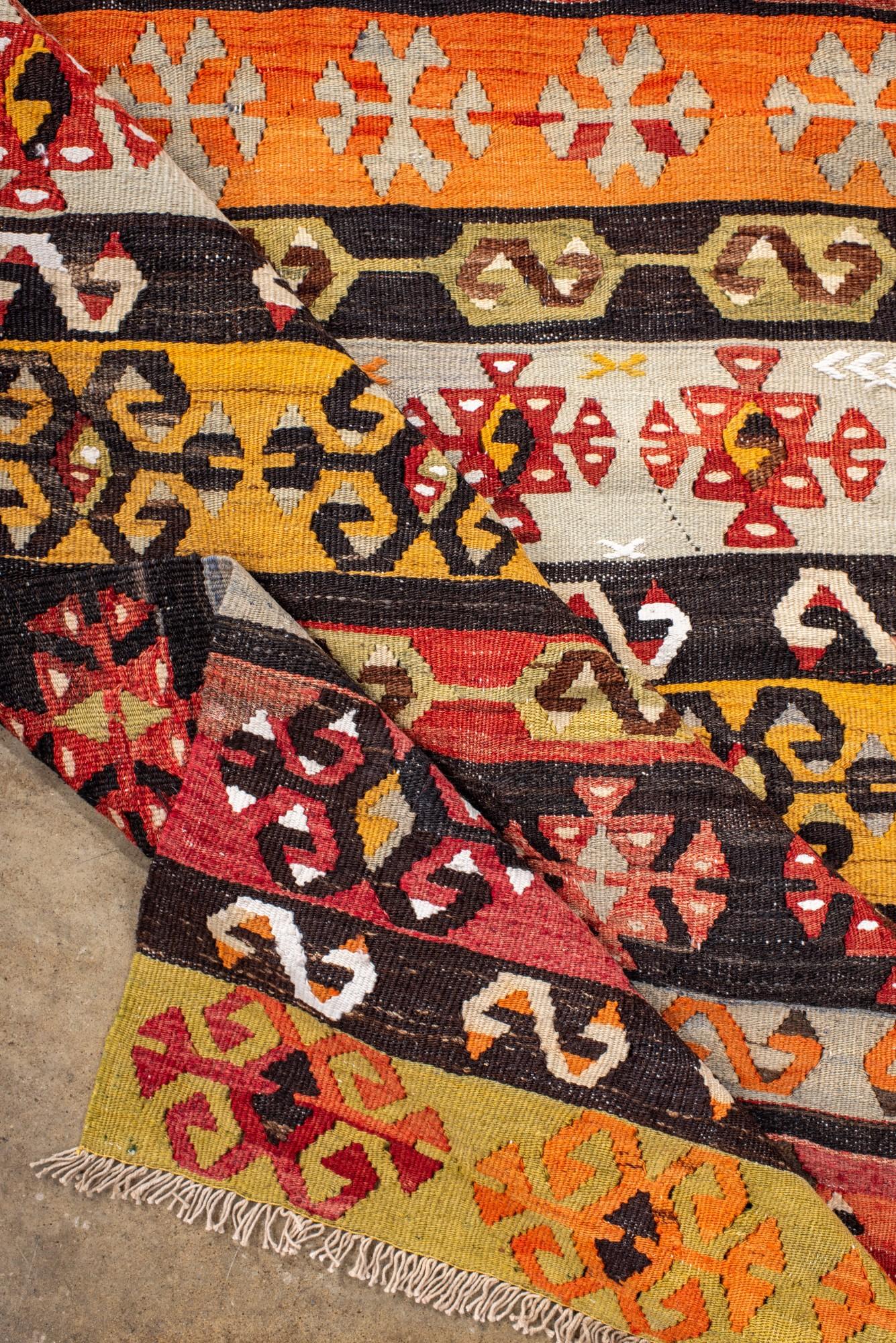 Bunter türkischer Vintage-Kilim-Läufer mit Tribal-Streifen im Angebot 1
