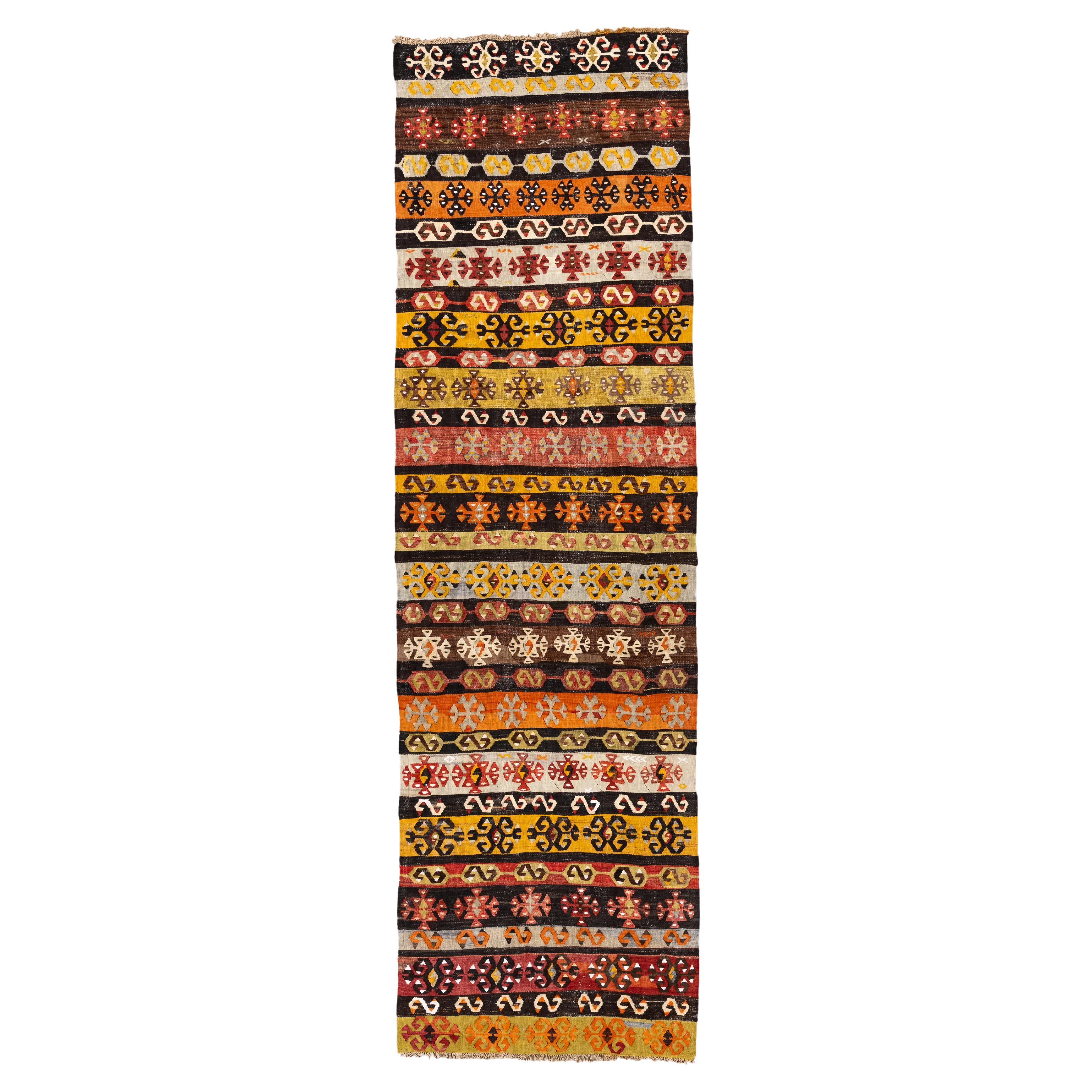 Bunter türkischer Vintage-Kilim-Läufer mit Tribal-Streifen im Angebot
