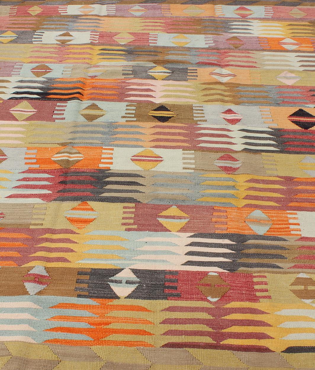 Bunter türkischer Kelim im Vintage-Stil mit All-Over-Gitterdesign und geometrischen Formen (Wolle) im Angebot