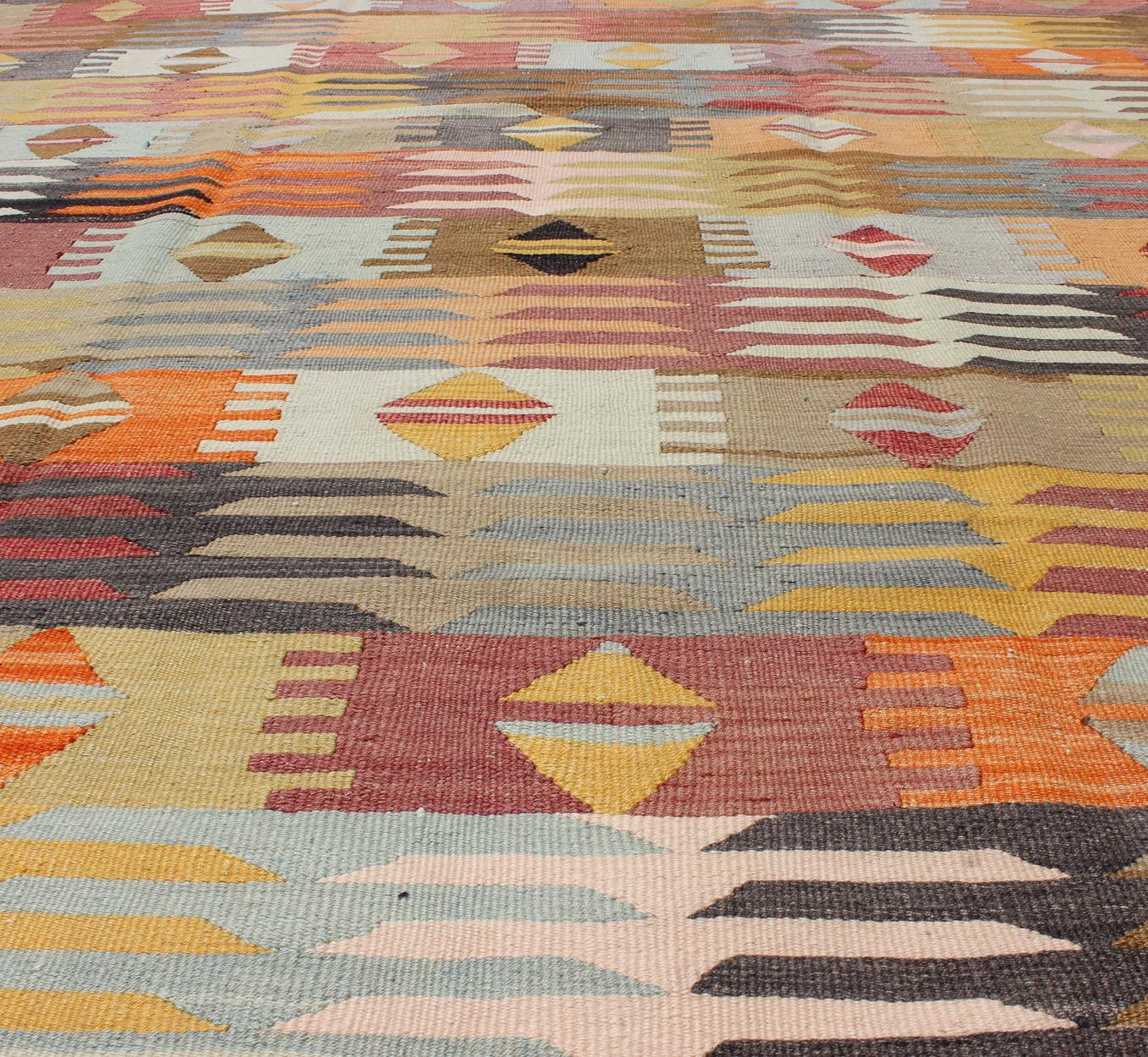 Kilim turc vintage coloré avec motif de cordes sur toute la surface et formes géométriques en vente 1
