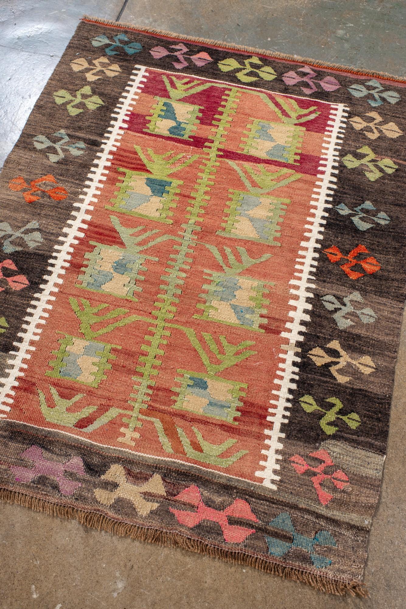 Bunter türkischer Vintage-Kilim mit geometrischen Stammesmotiven (Türkisch) im Angebot