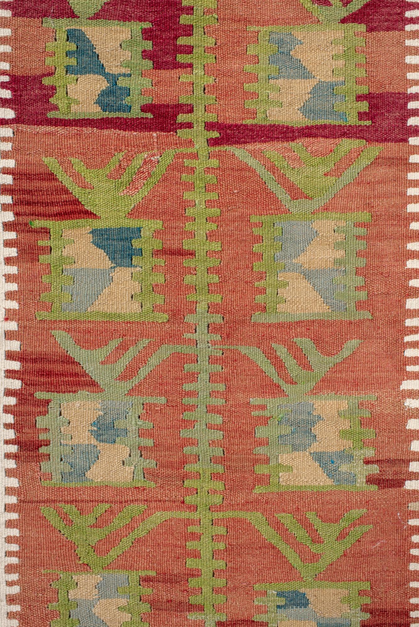 Bunter türkischer Vintage-Kilim mit geometrischen Stammesmotiven (Handgeknüpft) im Angebot