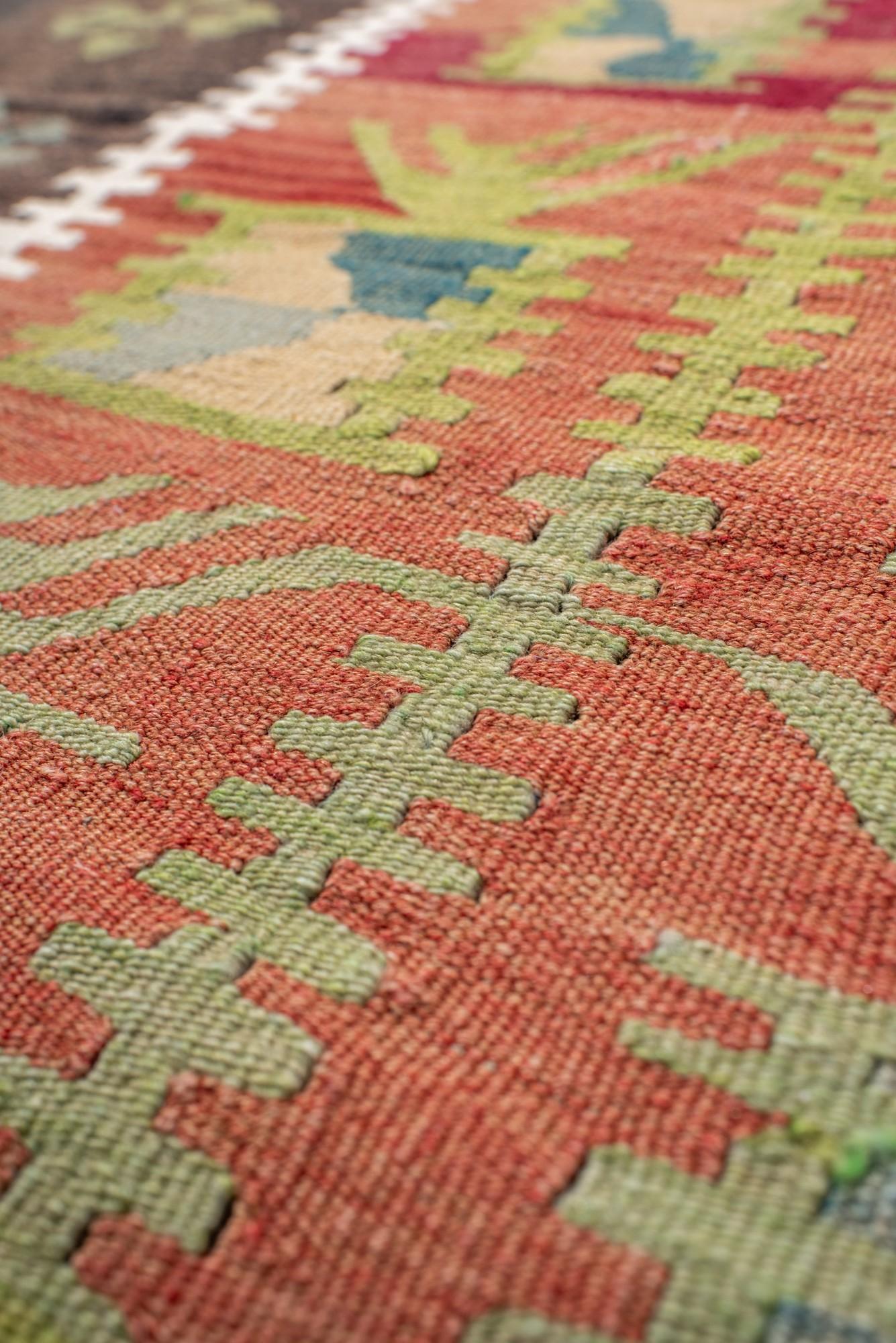 Bunter türkischer Vintage-Kilim mit geometrischen Stammesmotiven im Zustand „Gut“ im Angebot in New York, NY